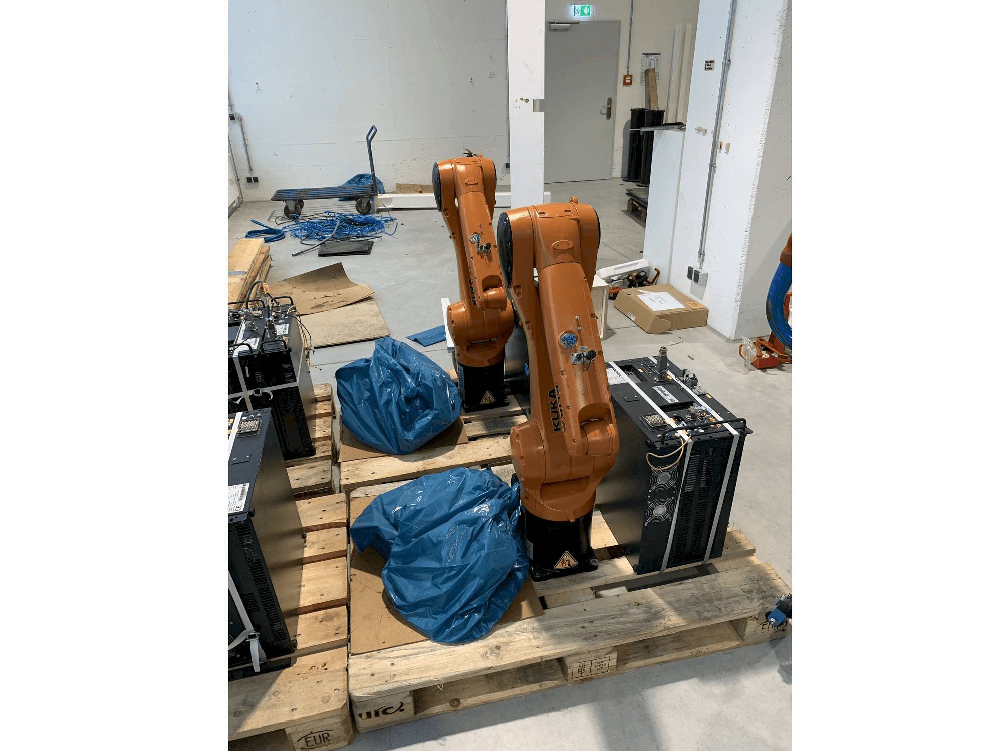 Frontansicht der KUKA KR10 R1100 with KR C4 COMPACT Controller Maschine