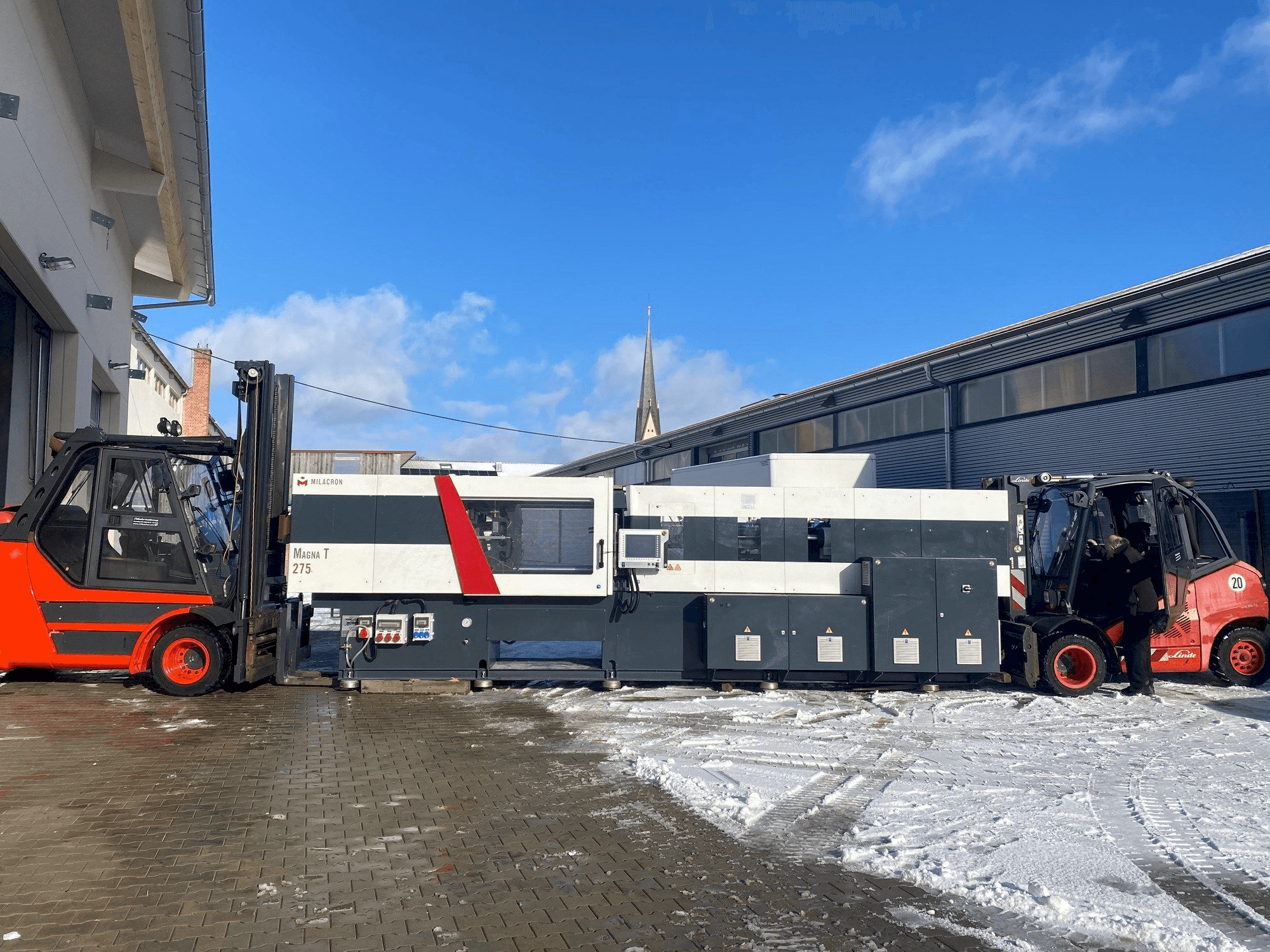 Frontansicht der Milacron Magna T (MTs) - 275 Maschine