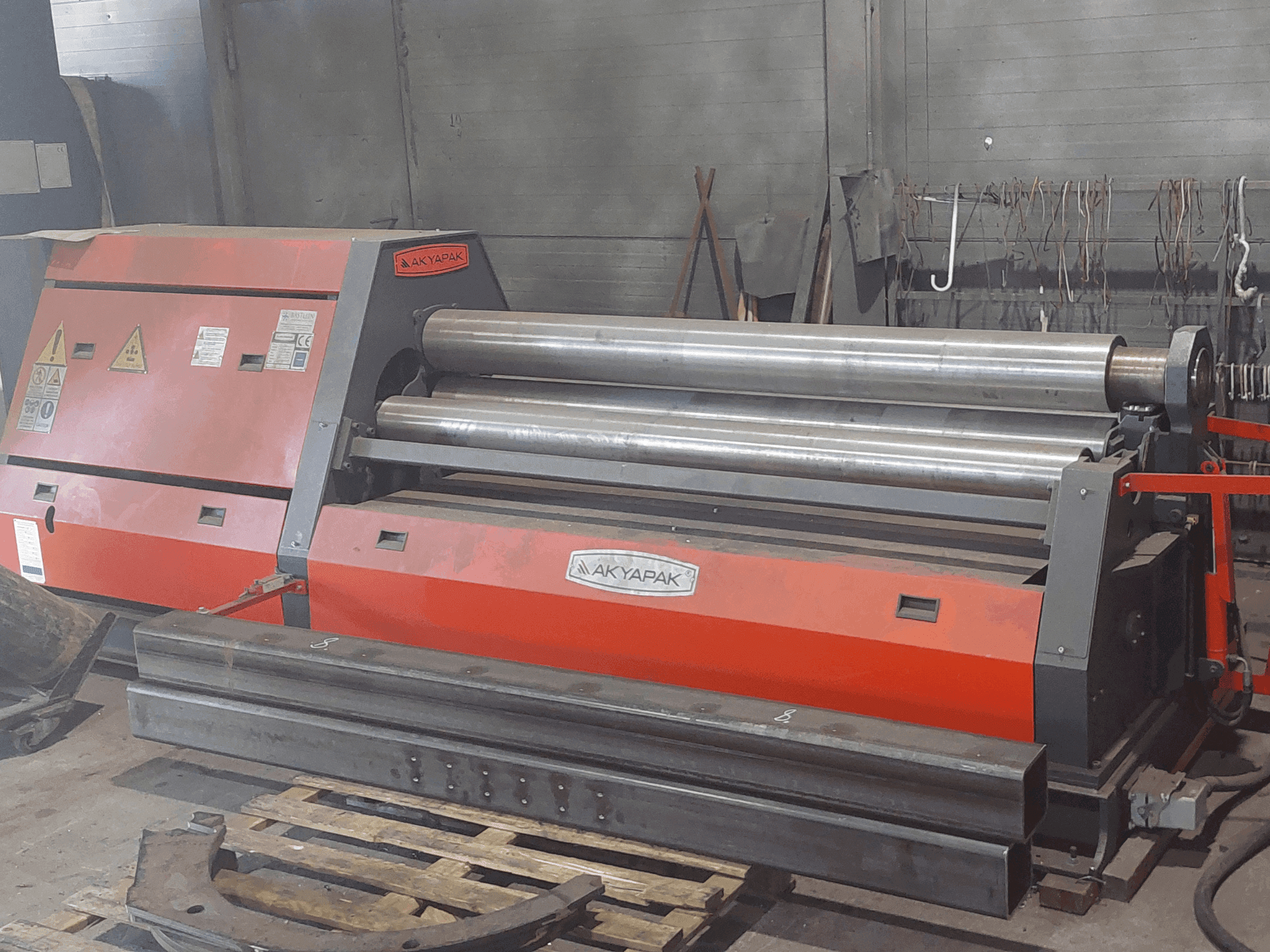 Frontansicht der Akyapak AHS 20/06 Maschine