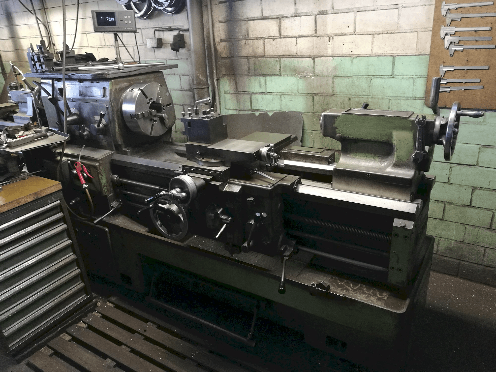 Rechte Ansicht der MORI SEIKI MR 1000 Maschine