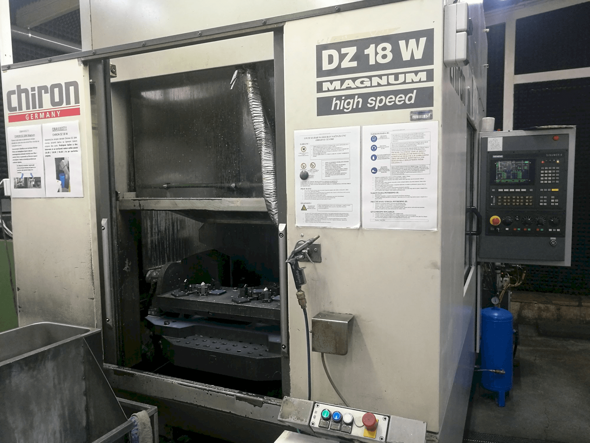 Frontansicht der CHIRON DZ 18 W Maschine