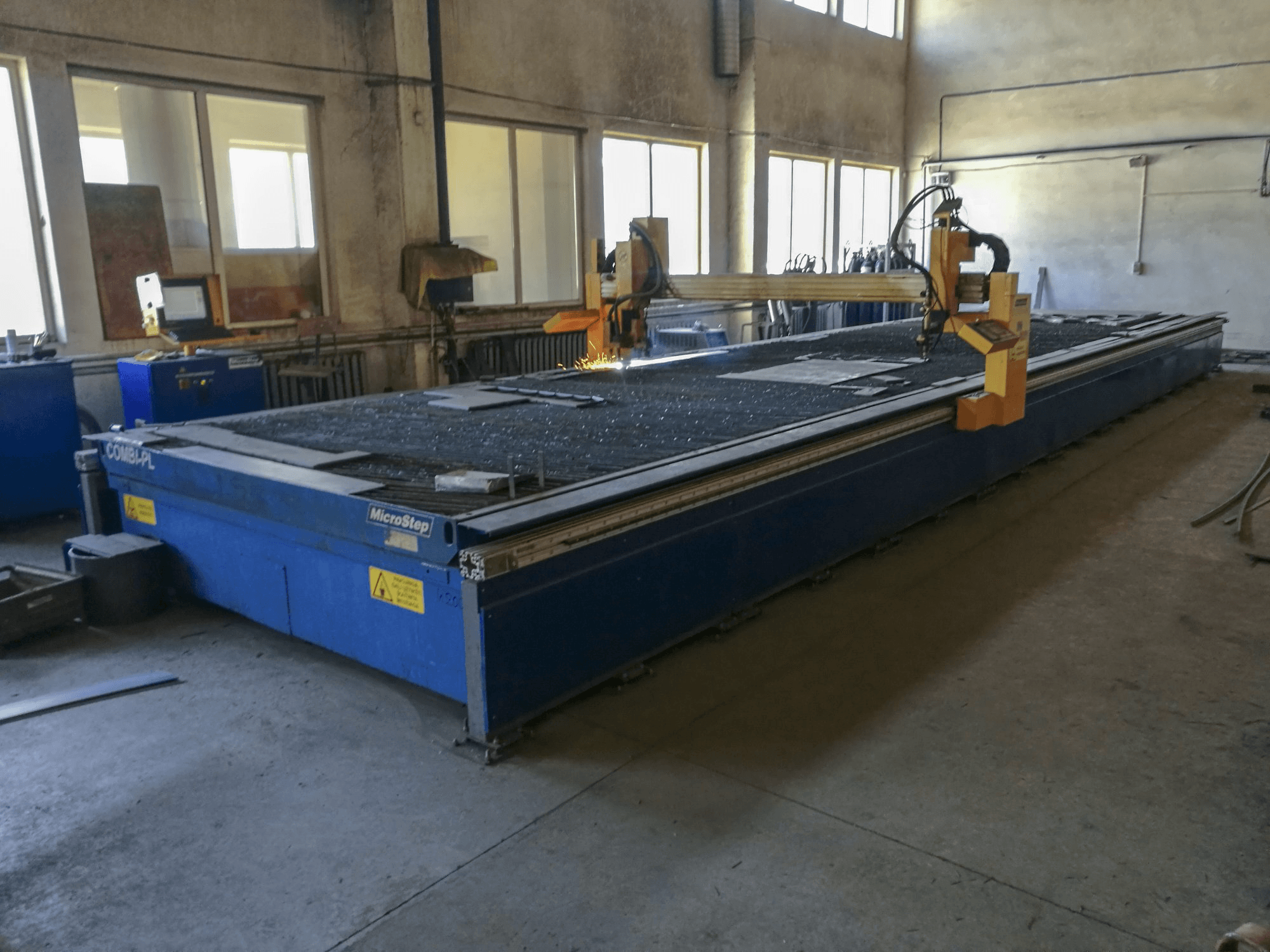 Linke Ansicht der MicroStep COMBI-PL Maschine
