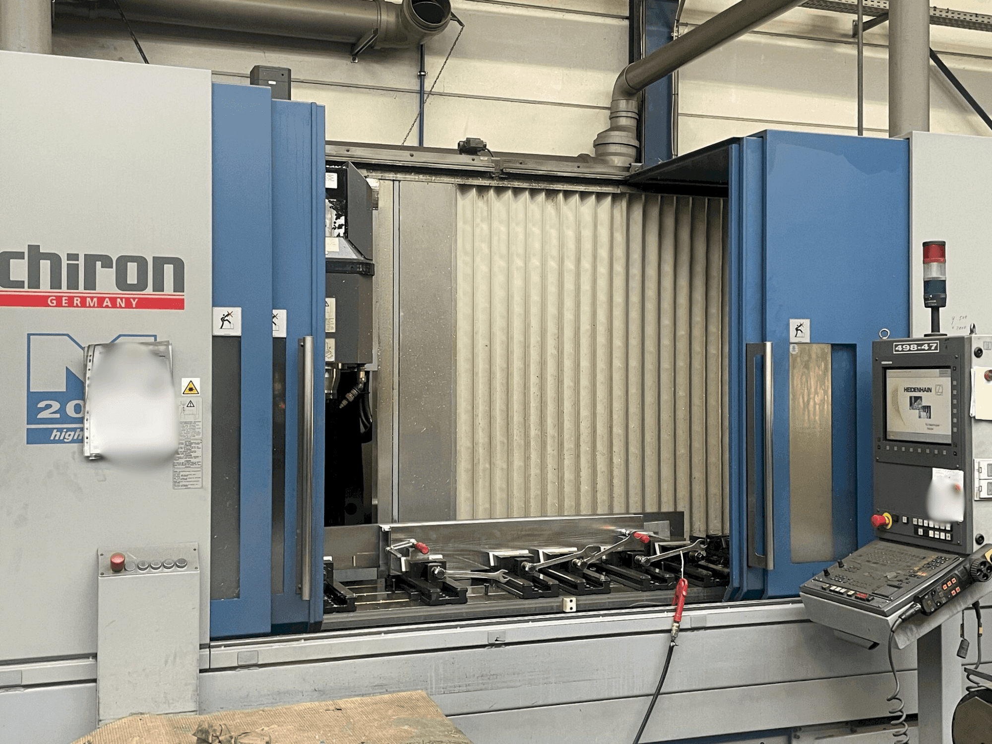 Frontansicht der CHIRON Mill 2000 Maschine