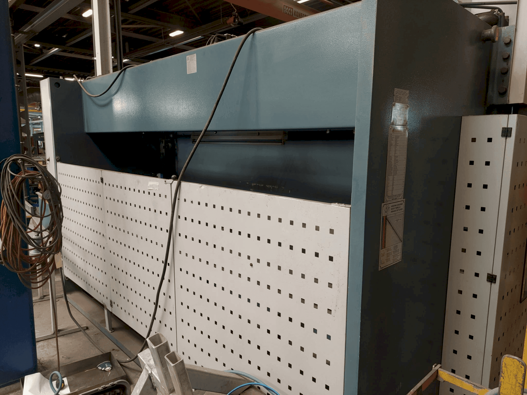 Frontansicht der Durma E 40160 Maschine