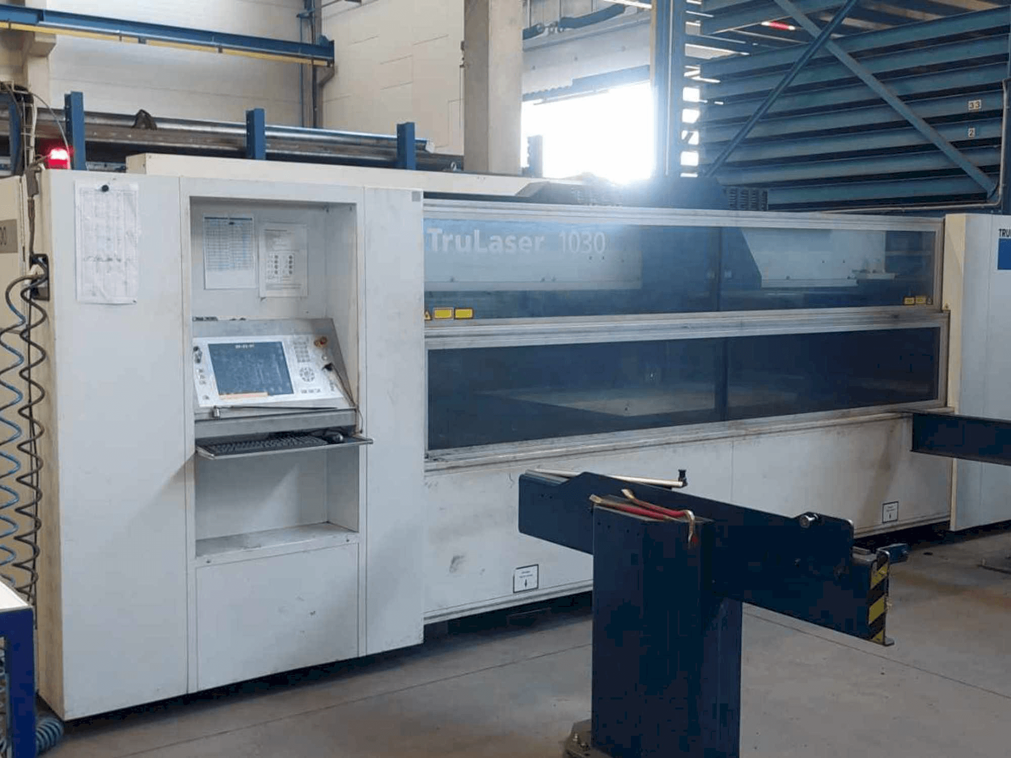Frontansicht der Trumpf TruLaser 1030 Maschine