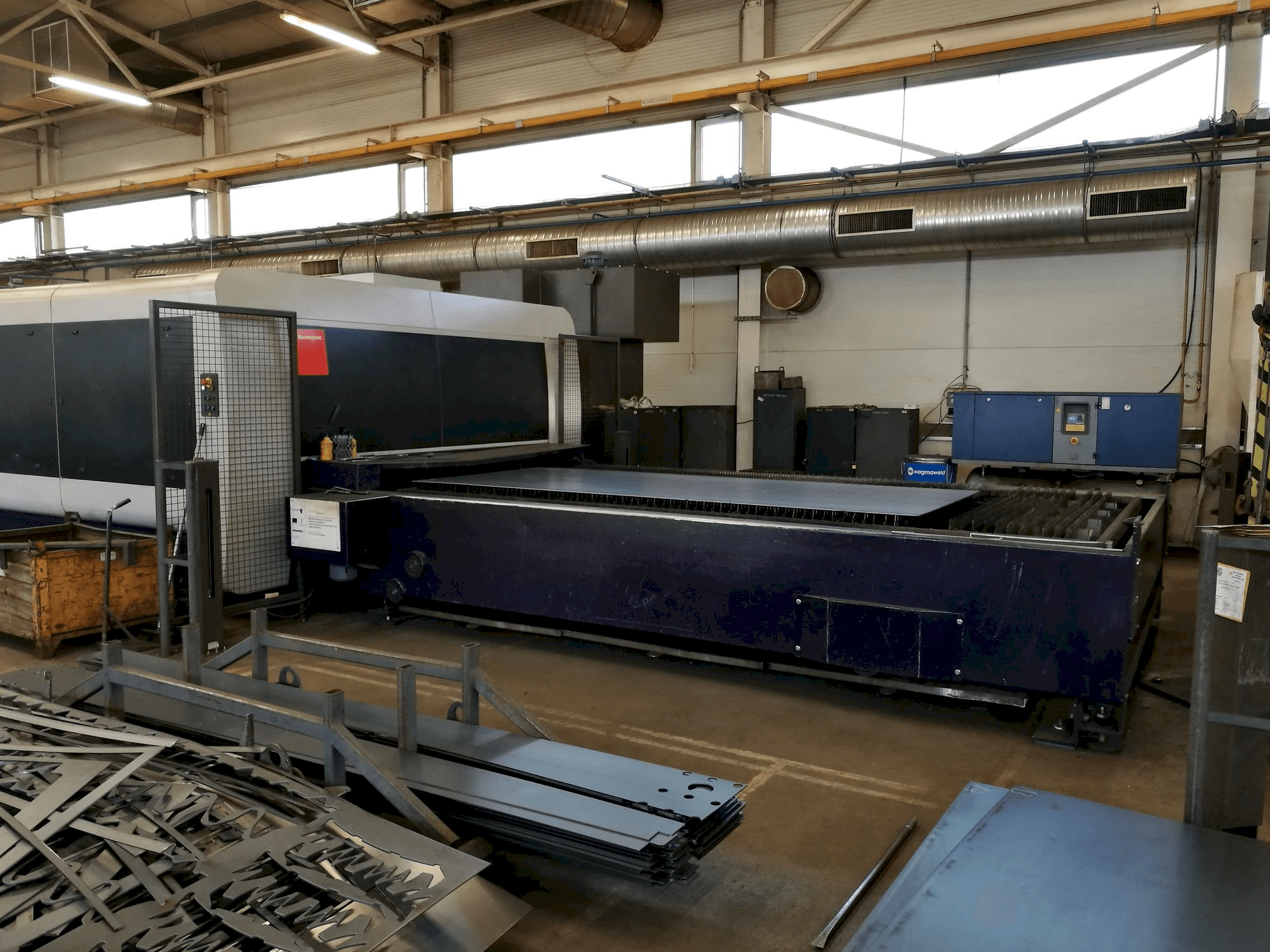 Linke Seitenansicht der Bystronic BySprint Fiber 4020 Maschine