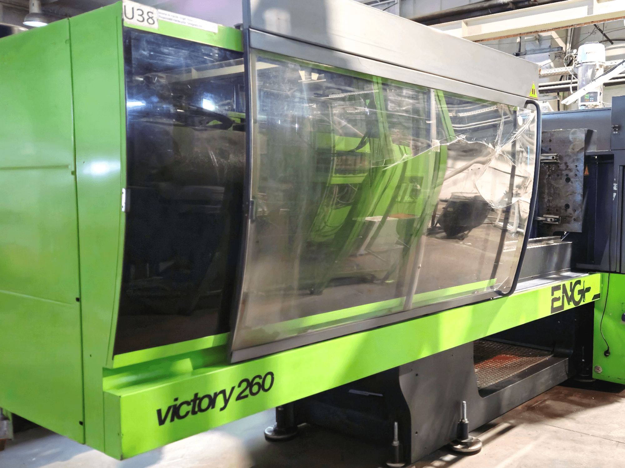 ENG victory 260 Spritzgießmaschine, Vorderansicht; mit grünem Äußeren und großer Glasscheibe zur besseren Sicht.