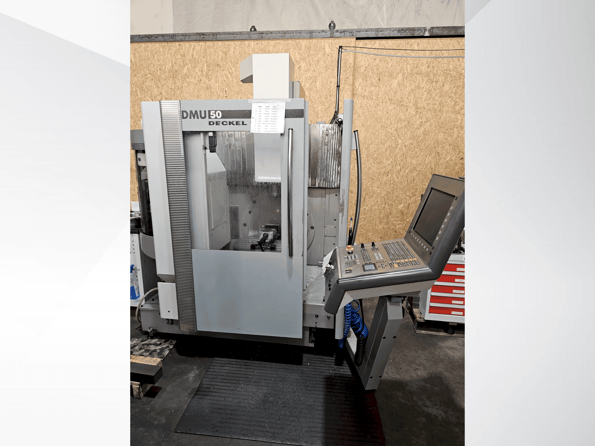 Frontansicht der DMG DECKEL MAHO DMU 50 Maschine