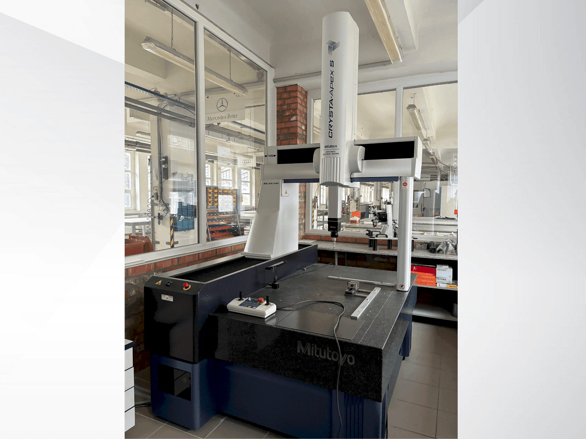 Frontansicht der Mitutoyo CRYSTA-Apex S7106 Maschine