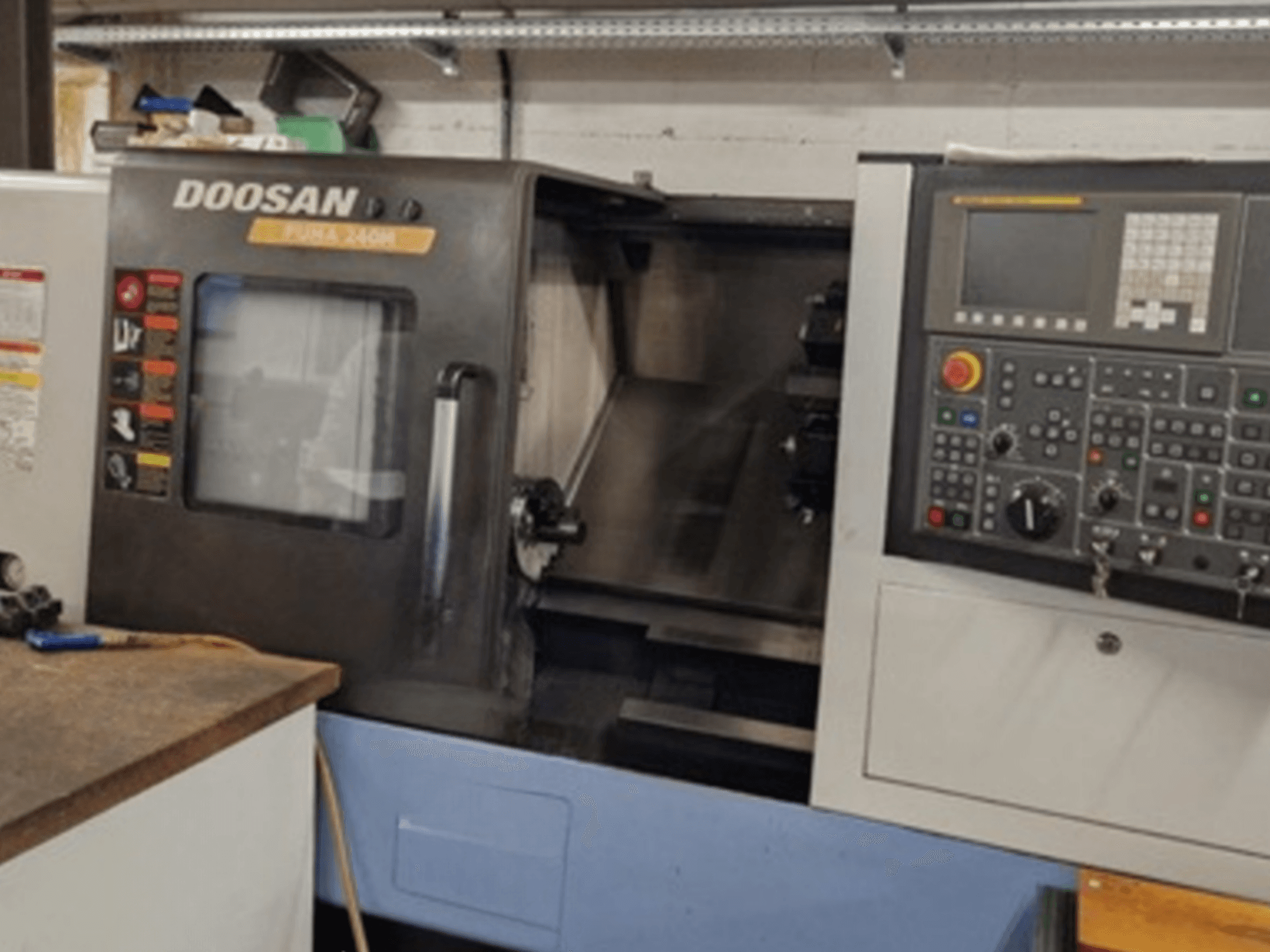 Frontansicht der horizontalen Drehmaschine DOOSAN Puma 240MB mit Bedienfeld und Betriebsfunktionen.