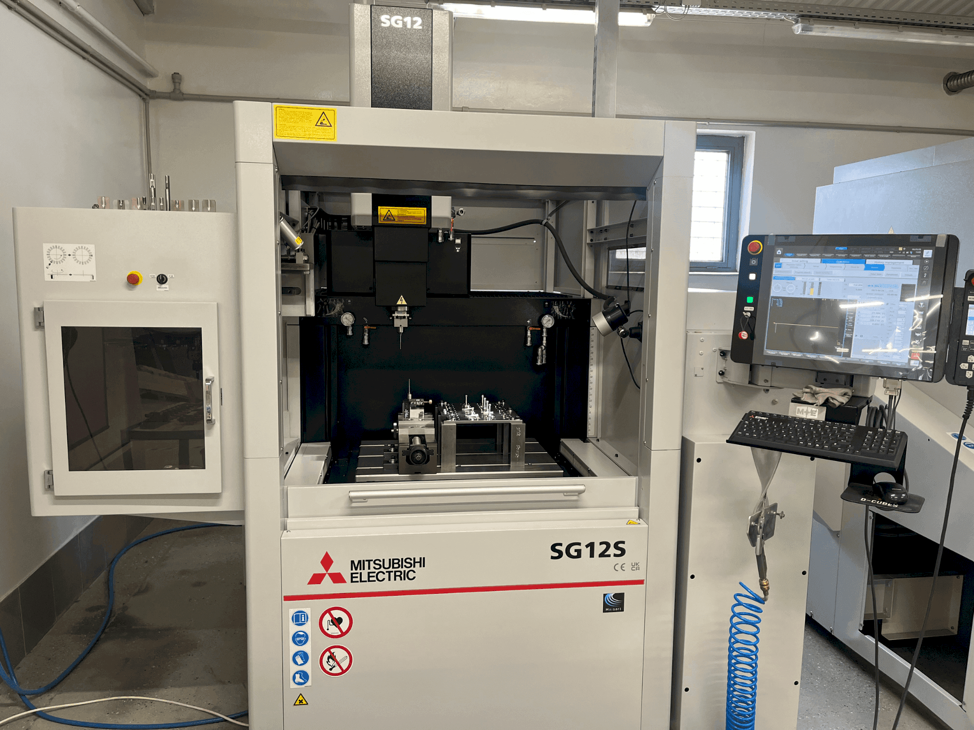 Frontansicht der Mitsubishi SG12S Maschine