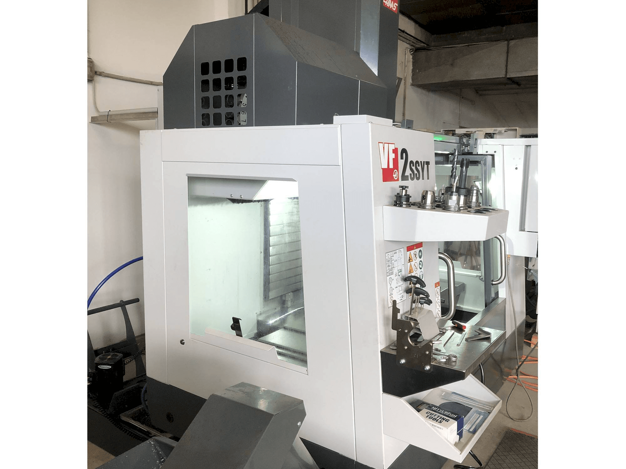 Frontansicht der HAAS VF-2SSYT Maschine