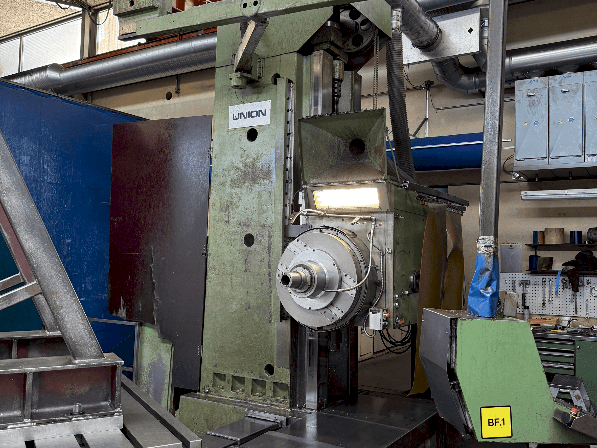 Frontansicht der UNION BTF 110 Maschine