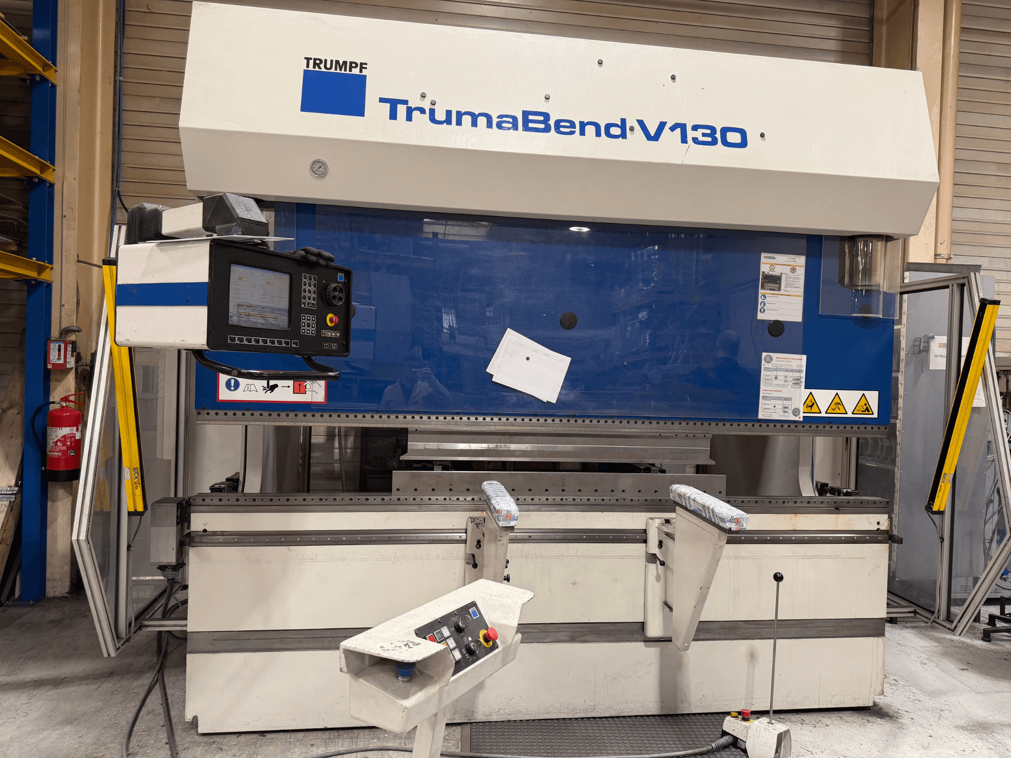 TRUMPF TrumaBend V130 Abkantpresse in Werksausstattung, mit Bedienfeld und Sicherheitsvorrichtungen, Vorderansicht.