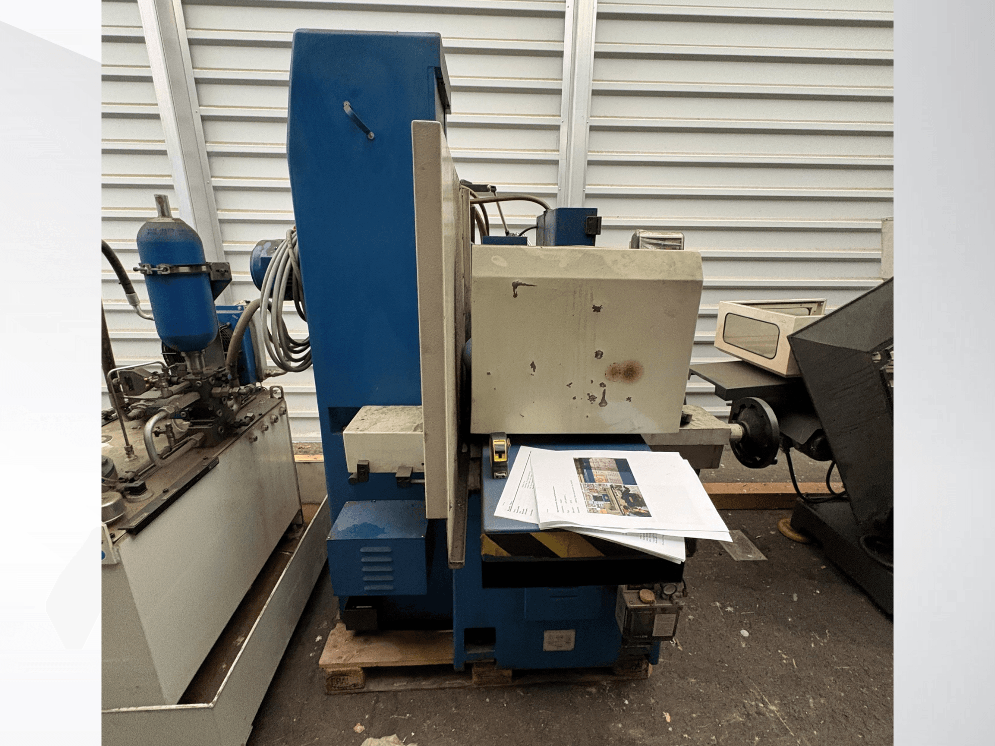 Flachschleifmaschine von KNUTH, Modell HFS 30638 C, von der Seite gesehen mit Bedienfeld und Unterlagen auf dem Tisch.