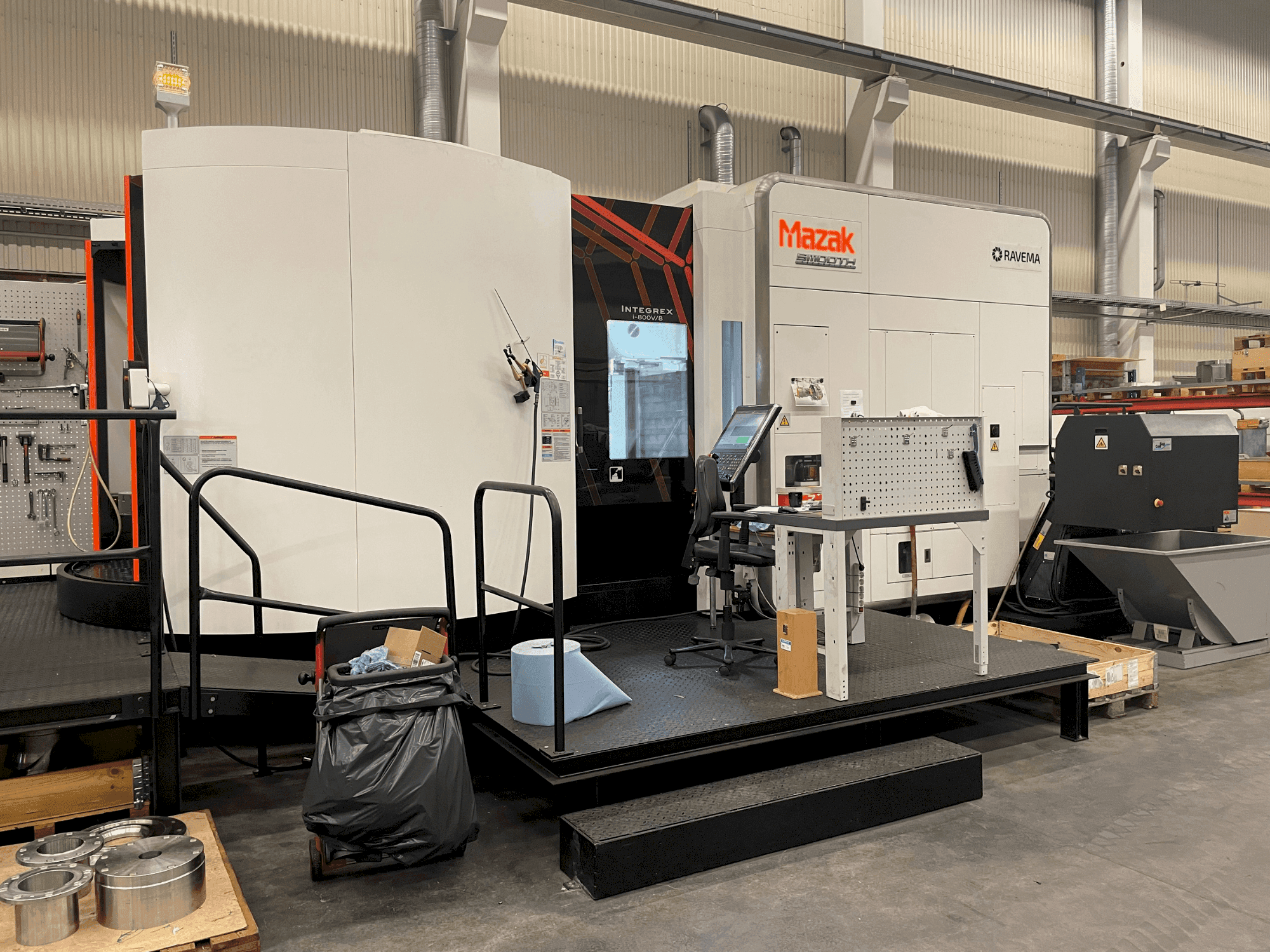 Frontansicht der Mazak INTEGREX i-800V/8 Maschine