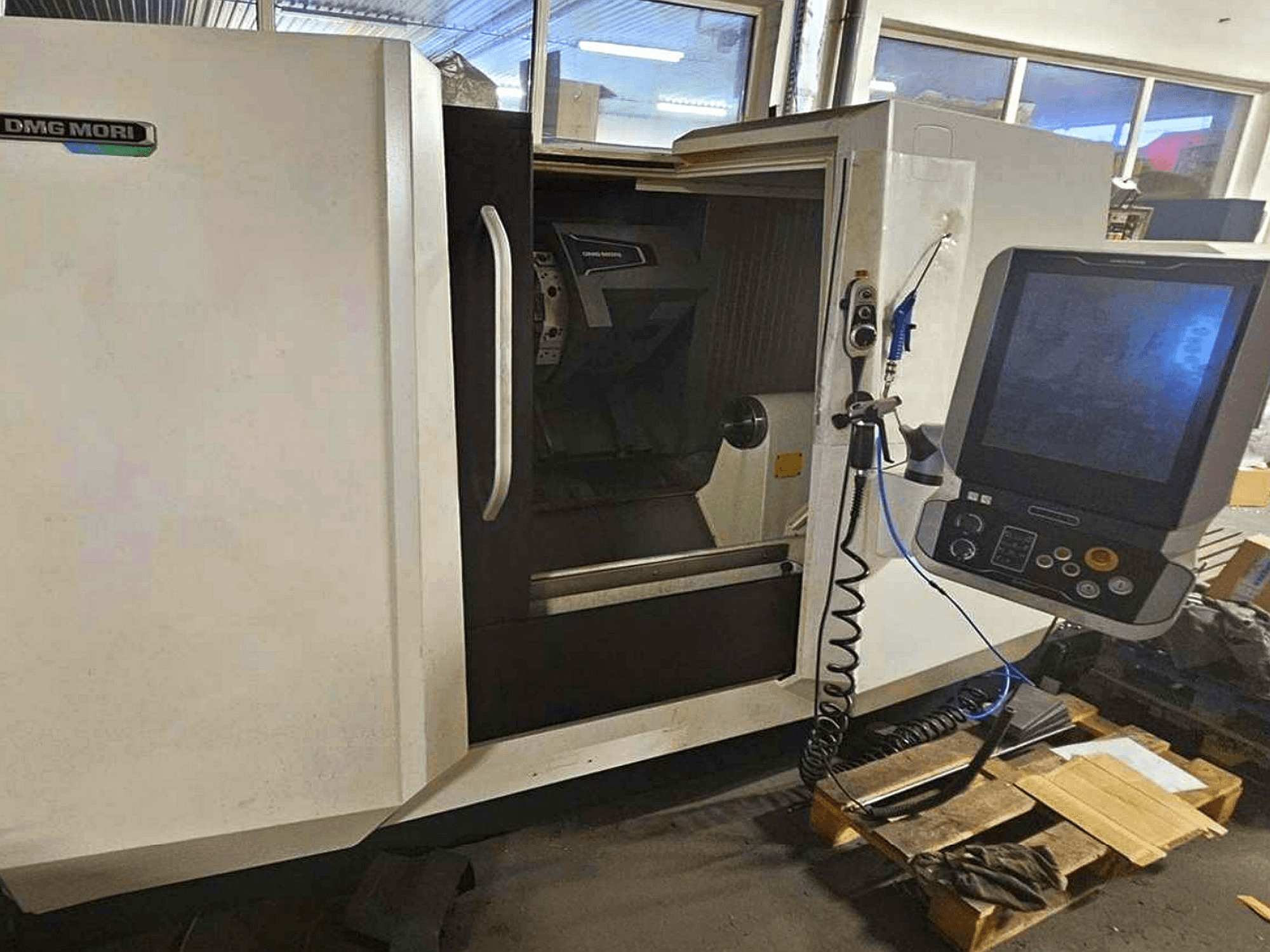 DMG MORI CLX 450 V4 Horizontal-Drehmaschine, Frontansicht mit Bedienpult, Darstellung des Arbeitsraums und des Aufbaus.