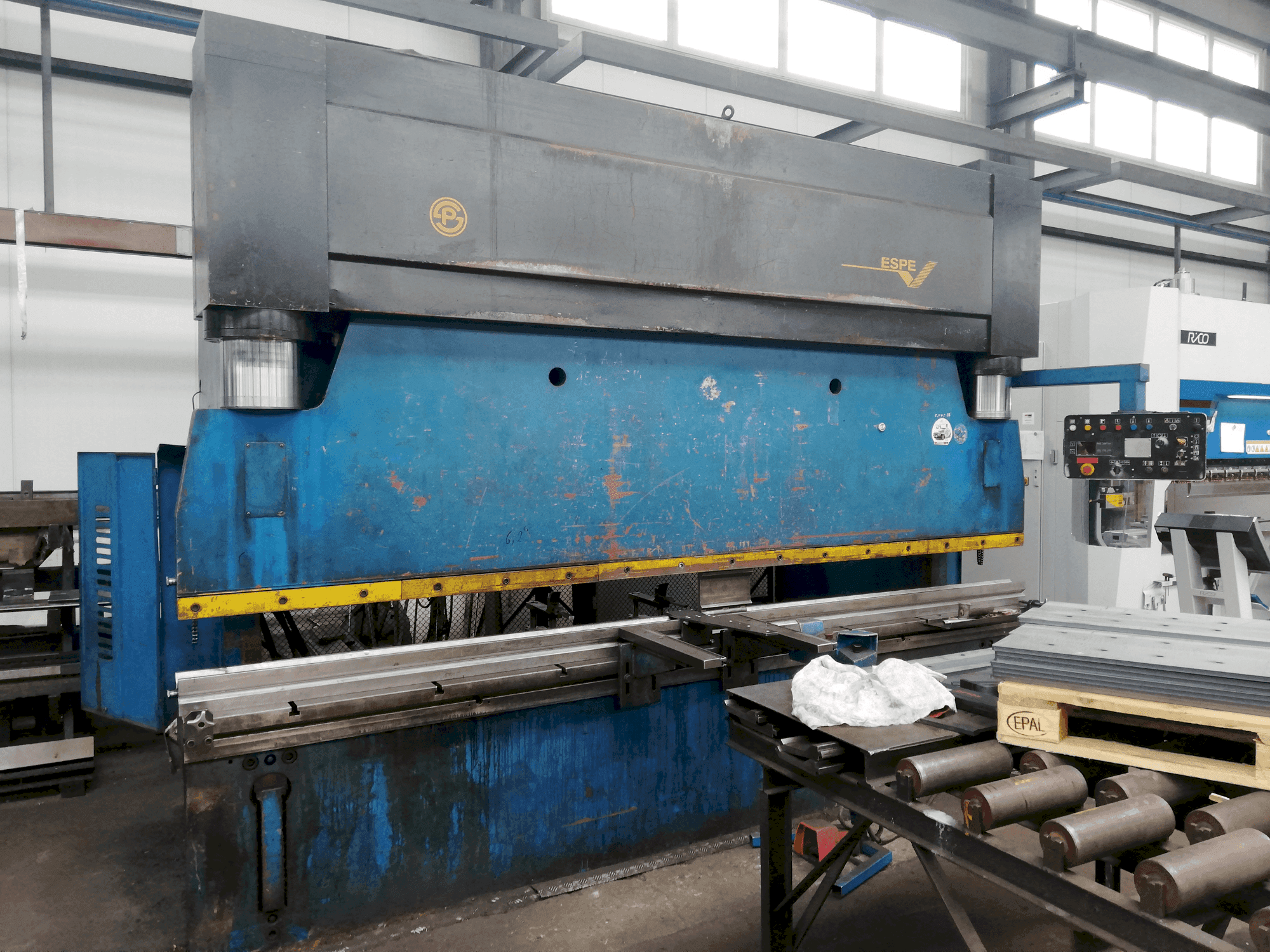 Frontansicht der ESPE CTO 250/4000N Maschine