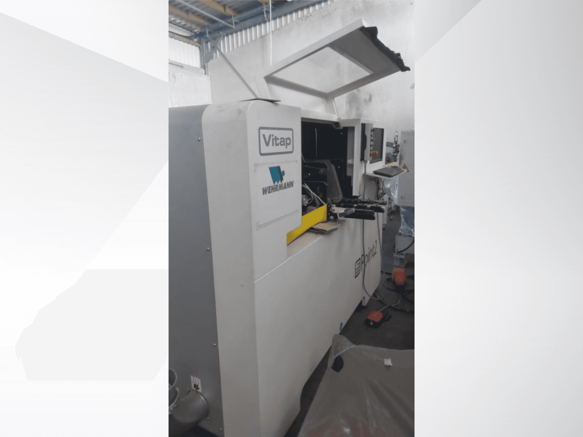 Das CNC-Bearbeitungszentrum VITAP POINT 2 in Seitenansicht, mit Bedienfeld und geöffneter Abdeckung für einen besseren Zugang.