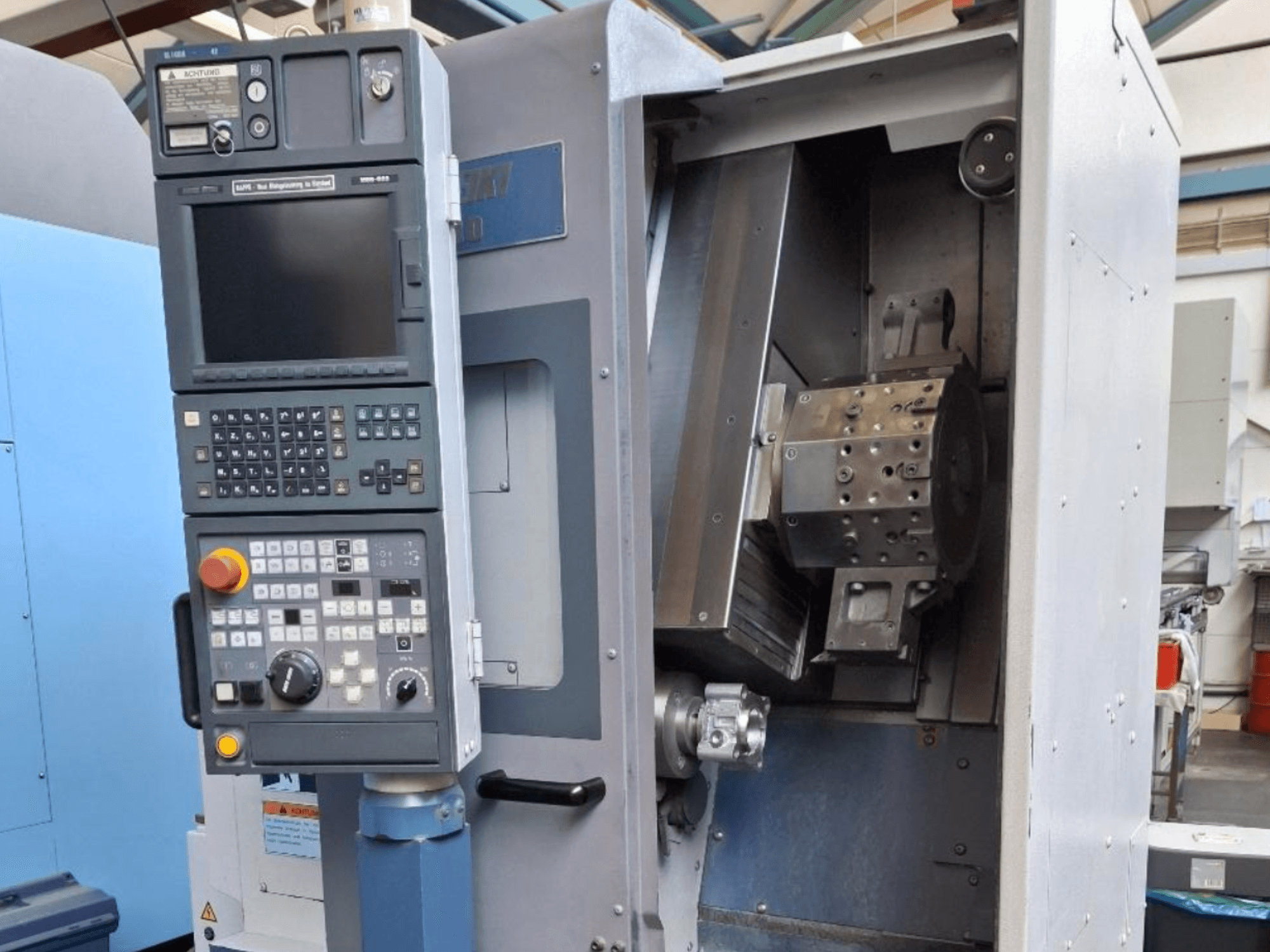 MORI SEIKI SL 1000 Horizontal-Drehmaschine in der Vorderansicht, mit Bedienfeld und detailliertem Innenleben.