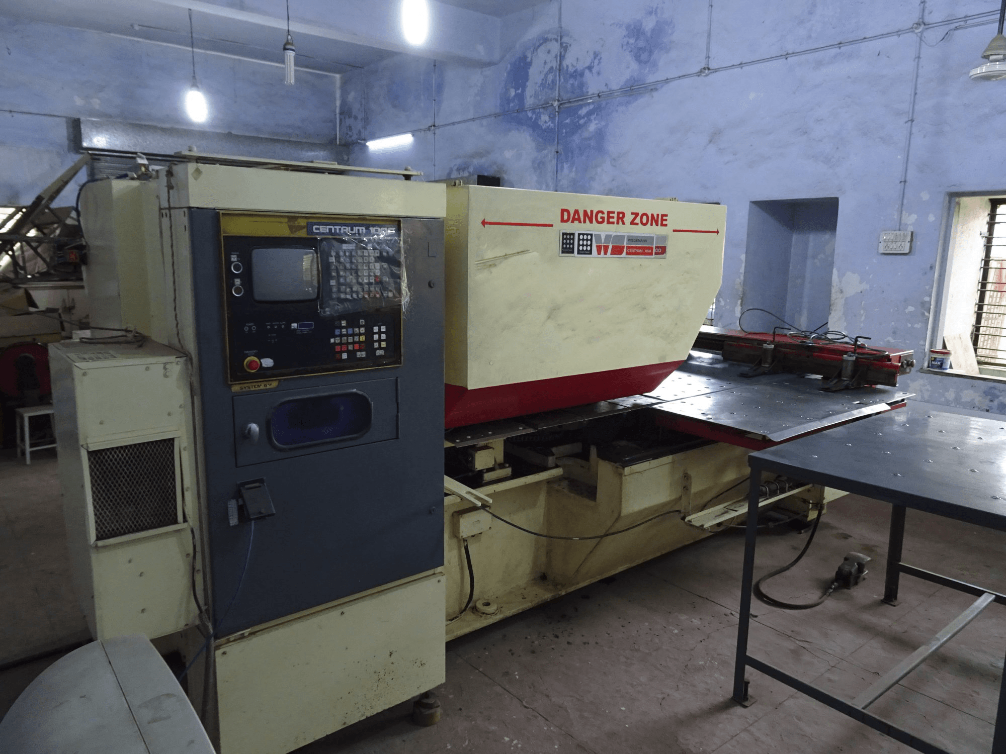 Linke Ansicht der Murata Wiedemann C-1000 Maschine