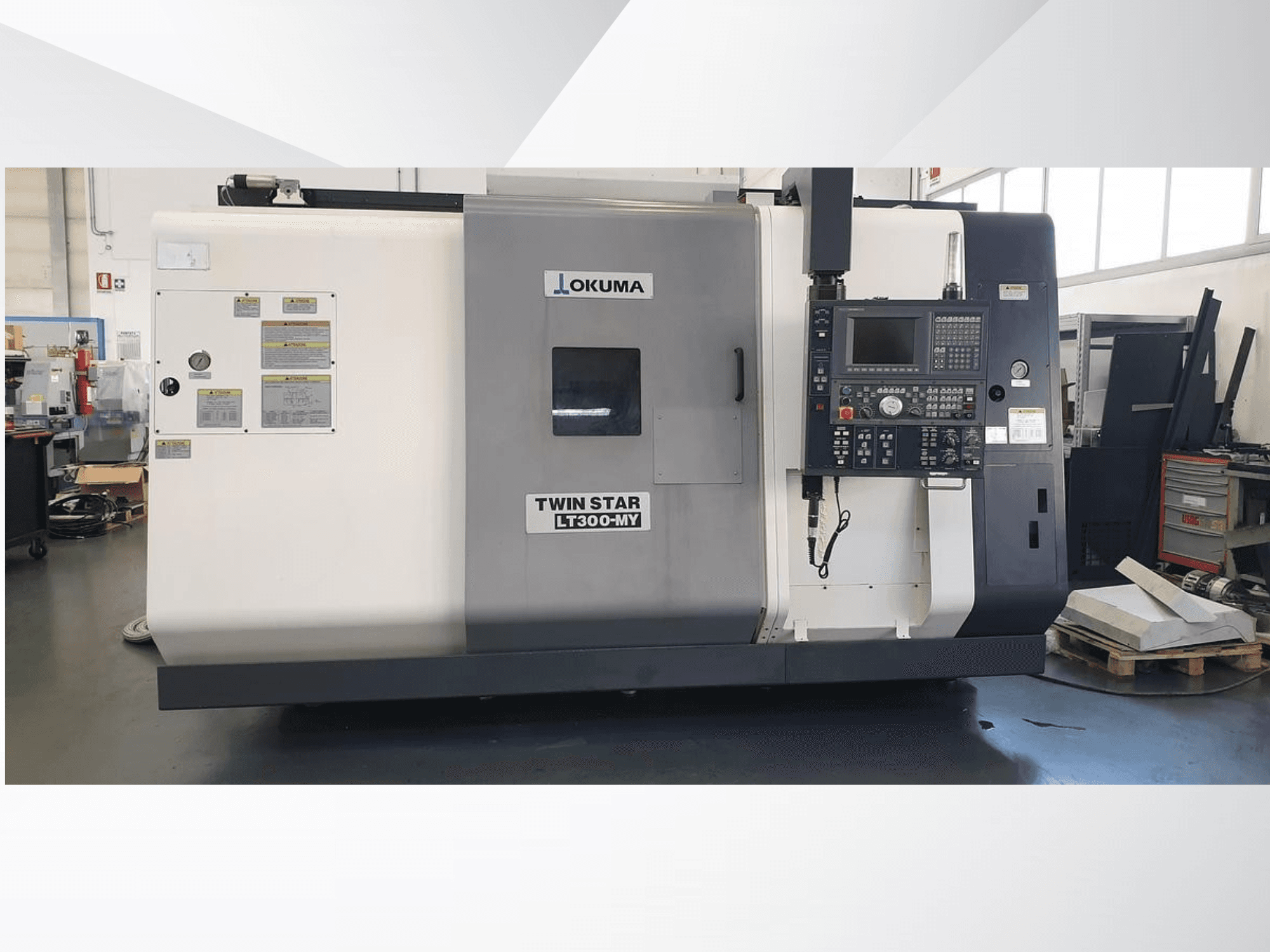 Okuma Twin Star LT300-MY CNC-Drehmaschine, Vorderansicht mit sichtbarem Bedienfeld und Betriebsetiketten.