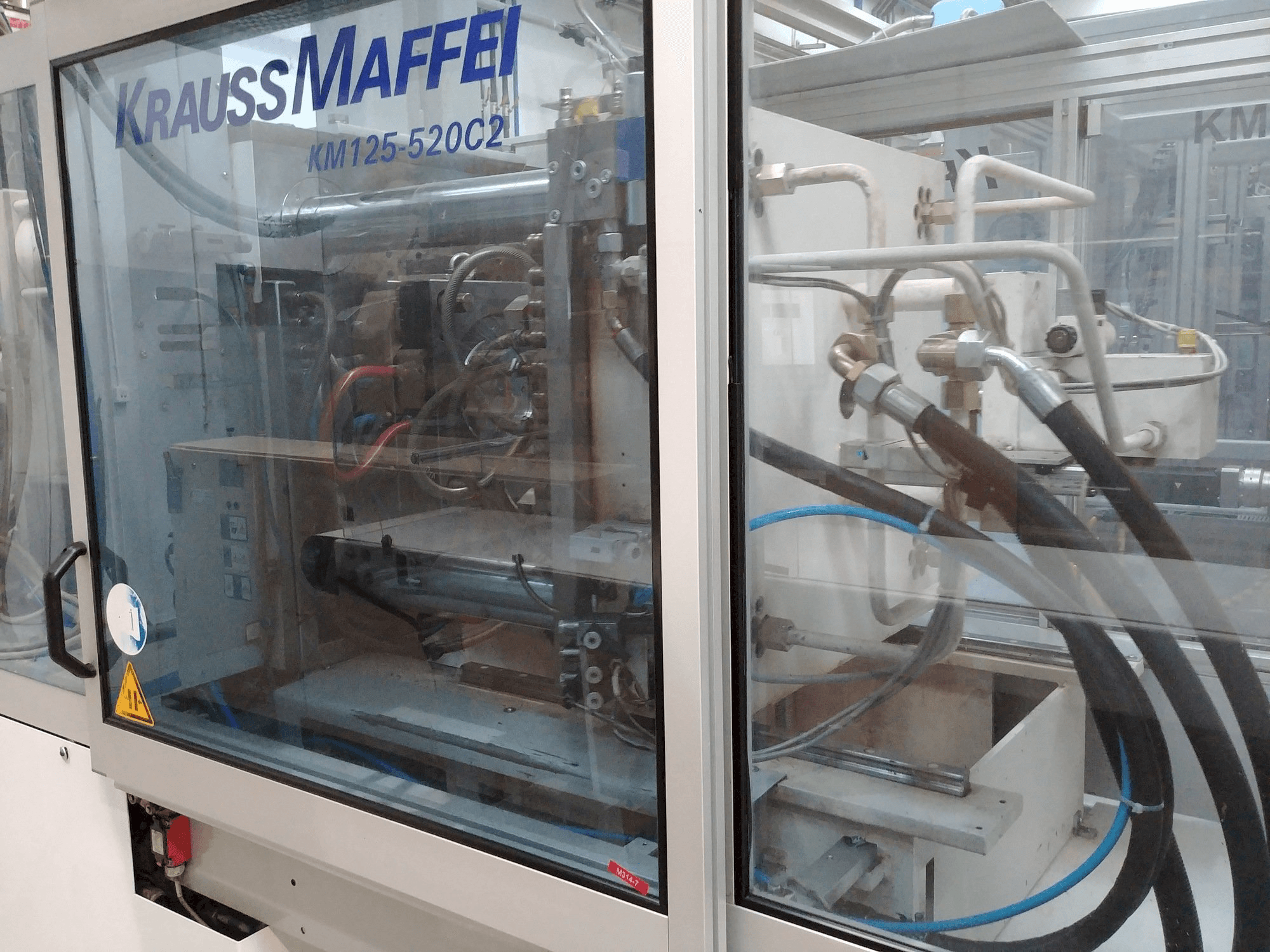 Linke Ansicht der Krauss Maffei KM 125-520 C2 Maschine