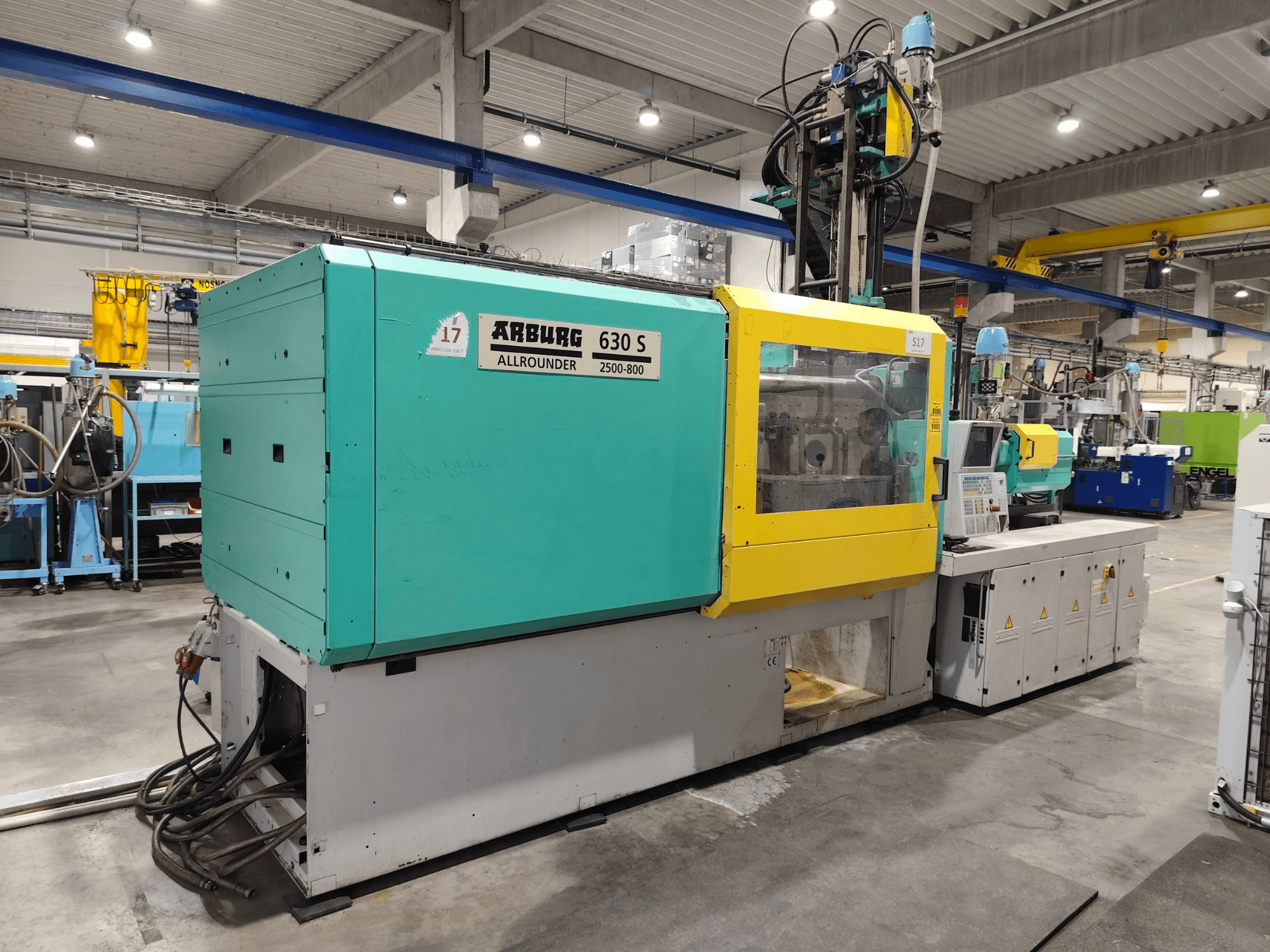 Hydraulische Spritzgießmaschine Arburg Allrounder 630S-2500-800/350, Seitenansicht, mit farbenfroher Außenverkleidung und sichtbarem Bedienfeld.
