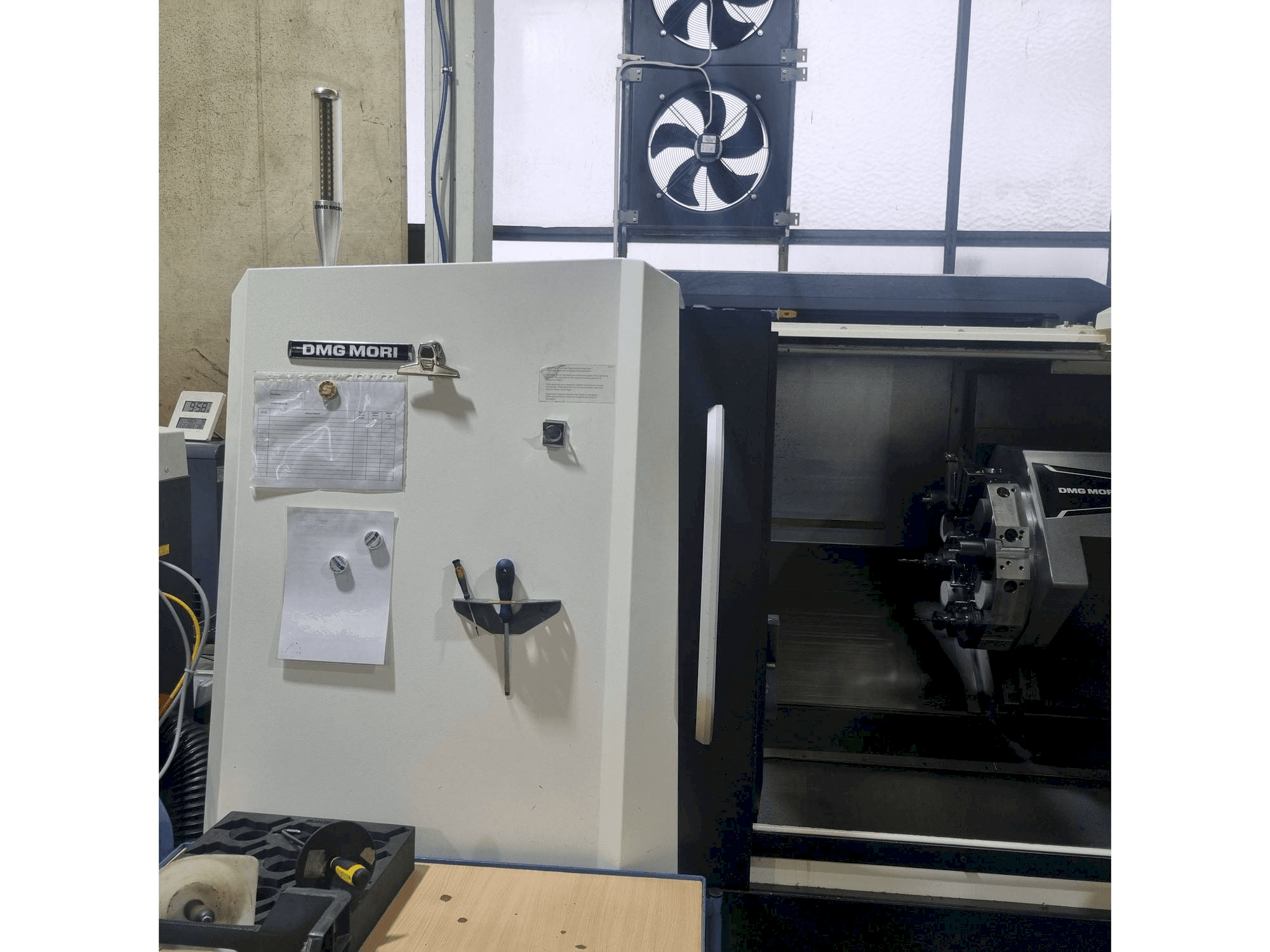 Frontansicht der DMG MORI CLX 450 V4 Maschine
