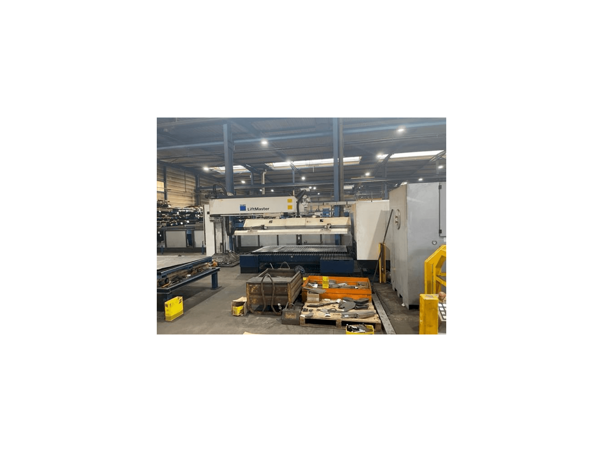 Frontansicht der Trumpf Trulaser 3030 Maschine