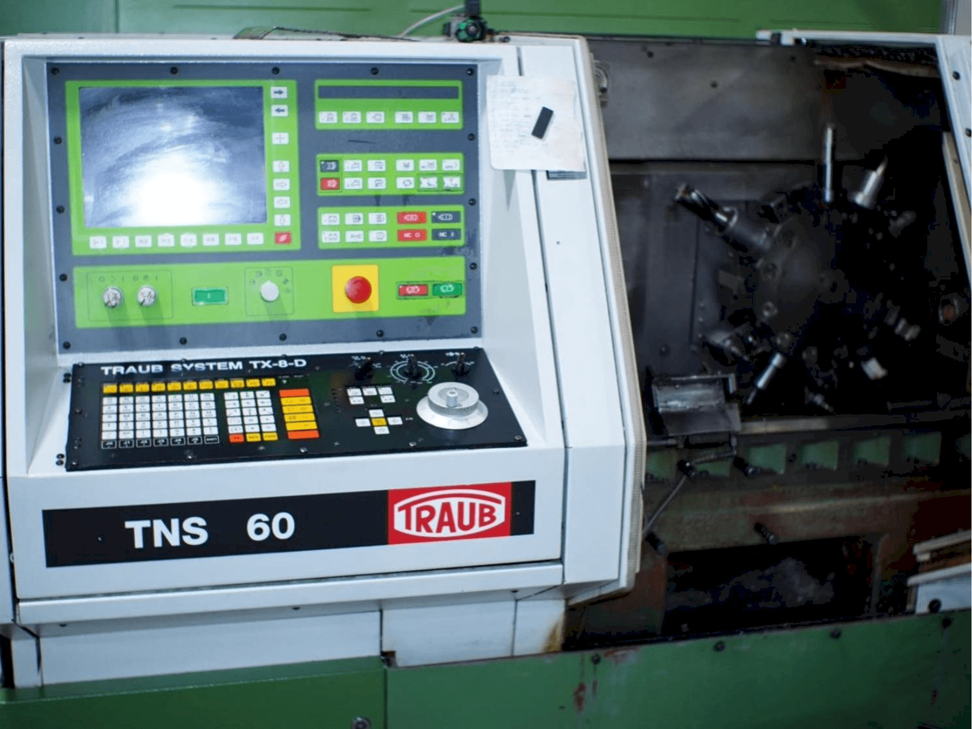 Frontansicht der TRAUB TNS 60 Maschine