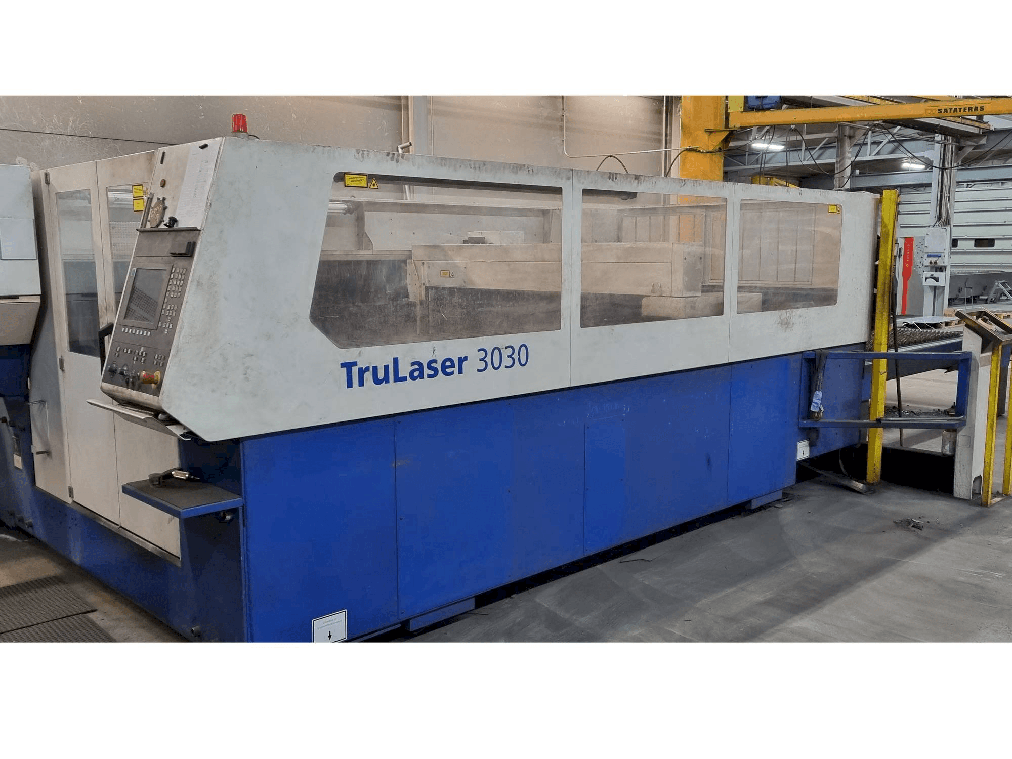 Frontansicht der Trumpf TruLaser 3030 Maschine