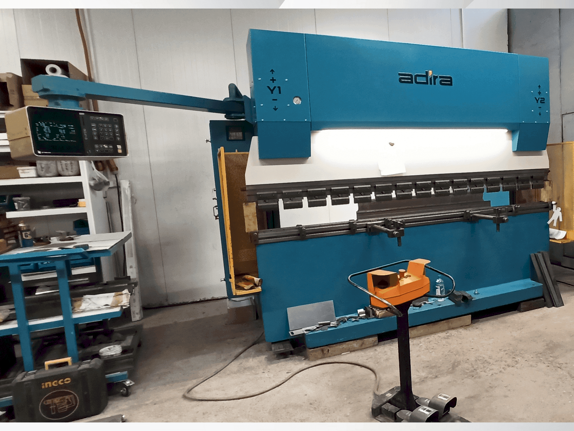 Frontansicht der ADIRA QIH-11030 DNC CR Maschine