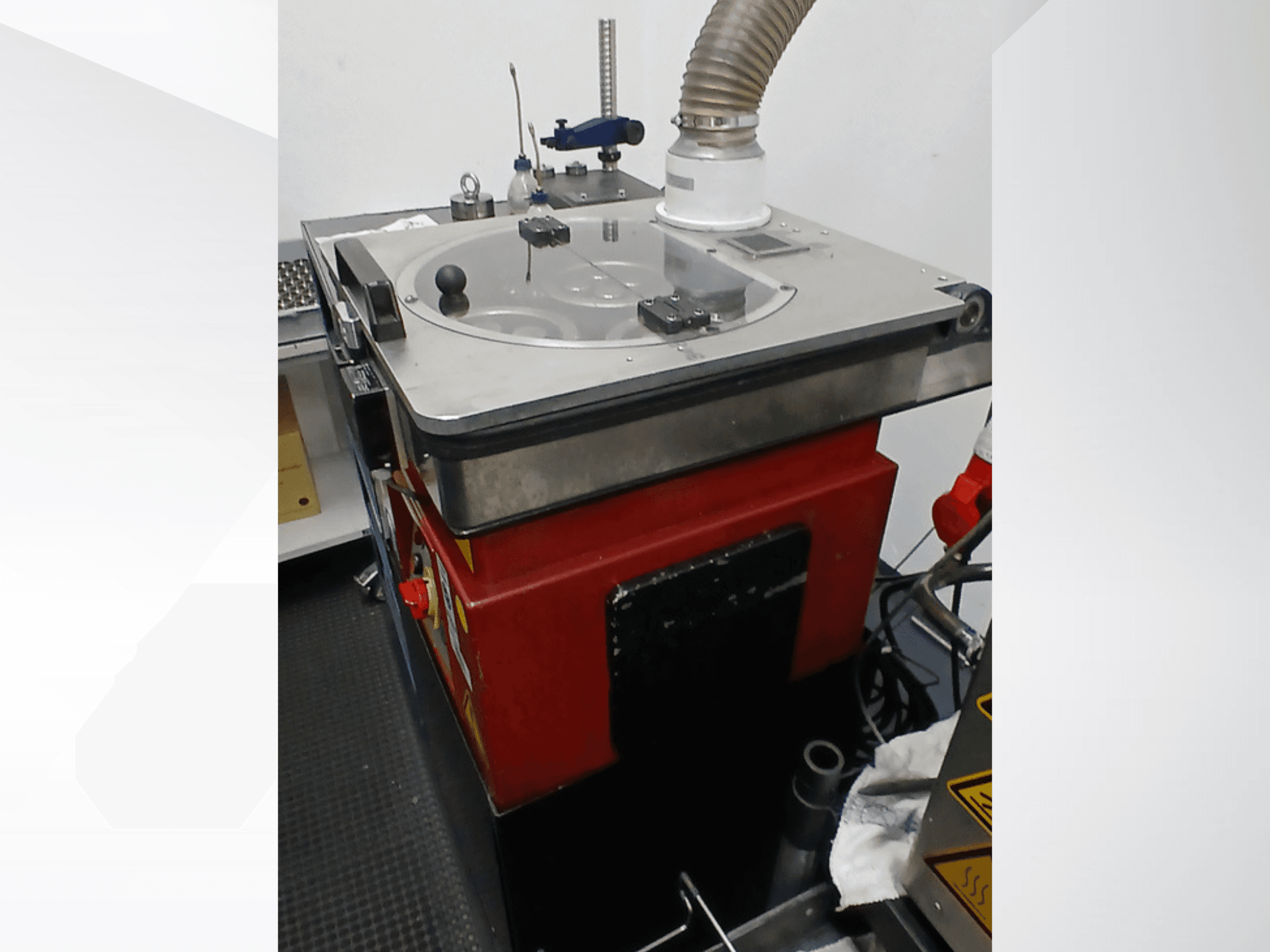 Die Werkzeugmaschine MYLÄP 400 in der Seitenansicht mit dem abgerundeten Tisch, den Bedienelementen und dem angeschlossenen Absaugschlauch.