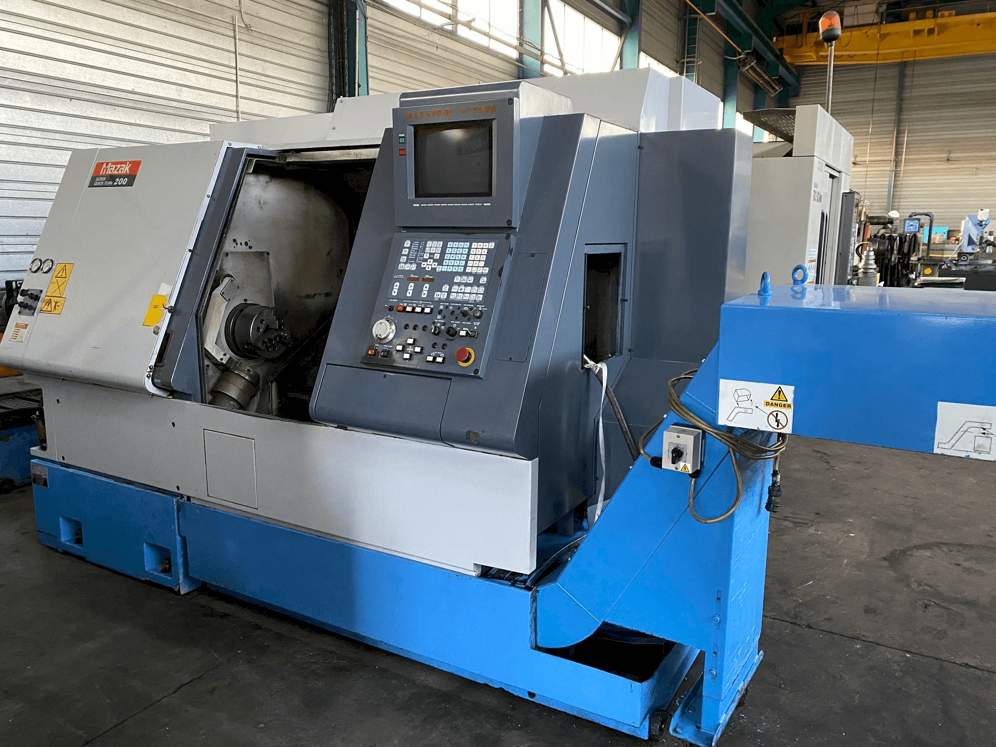 Frontansicht der Mazak SQT 200 Maschine