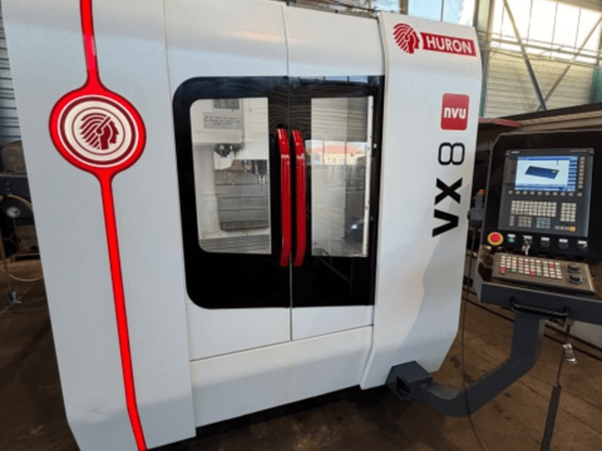 Huron VX 8 NVU Fräsmaschine in weiß und rot, Vorderansicht, mit Bedienfeld mit Tasten und Display.
