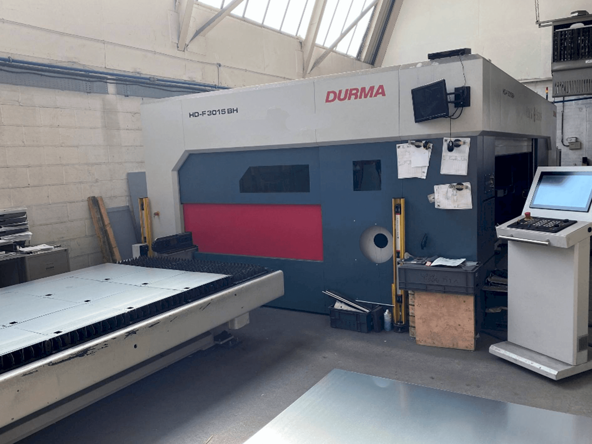 Frontansicht der Durma HD-F 3015 BH 4kW Fiber Maschine