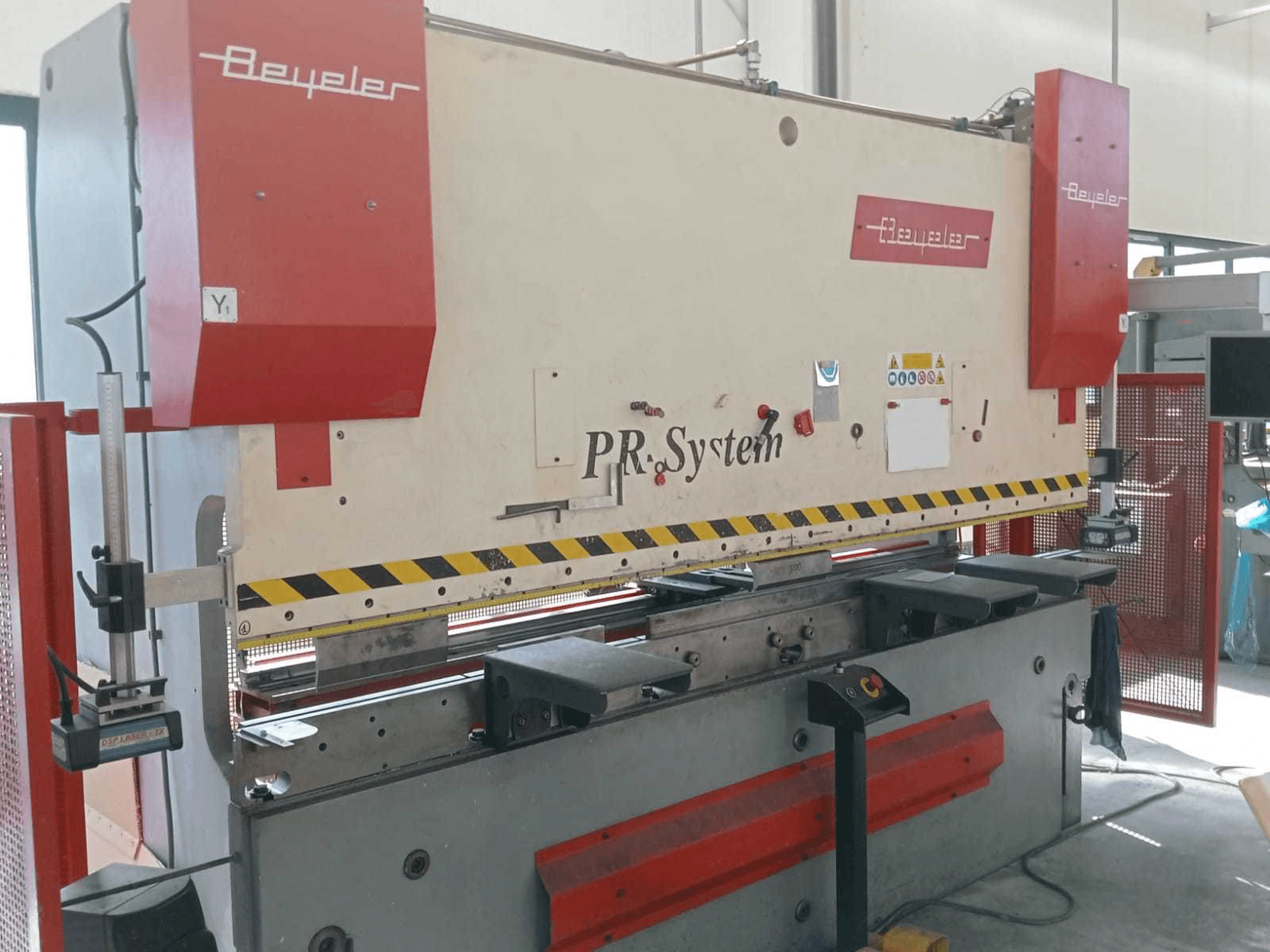Linke Seitenansicht der BEYELER PR6 1500 KN X 3000 MM Maschine