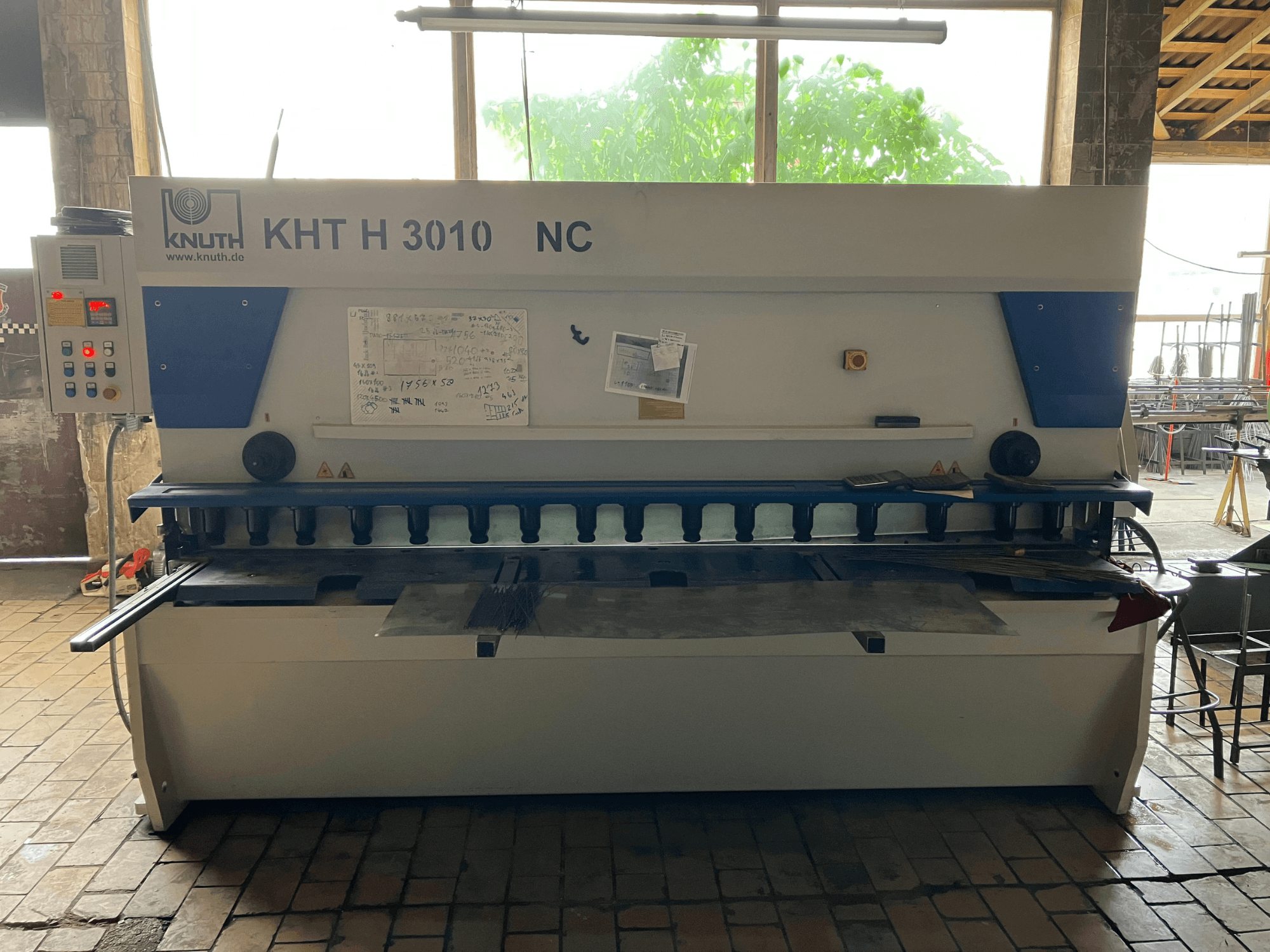 Hydraulische Schere KNUTH KHT H 3010 NC in Frontansicht, mit Bedienfeld und Schneidbereich für Metall.