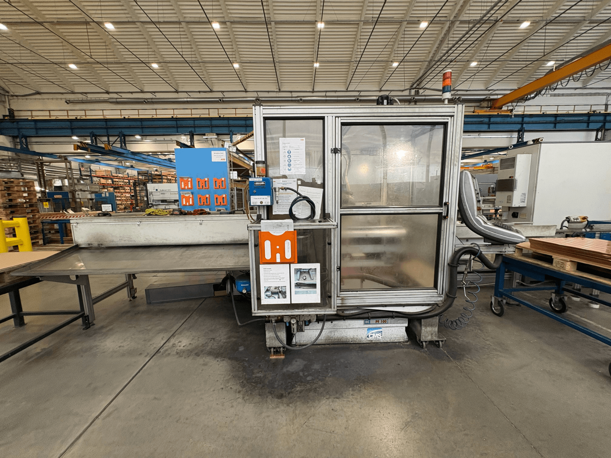 CNC-Holzbearbeitungszentrum CMS NC PF 100 TCU, Vorderansicht, mit Bedienfeld und Bedienelementen in einer Werkstattumgebung.