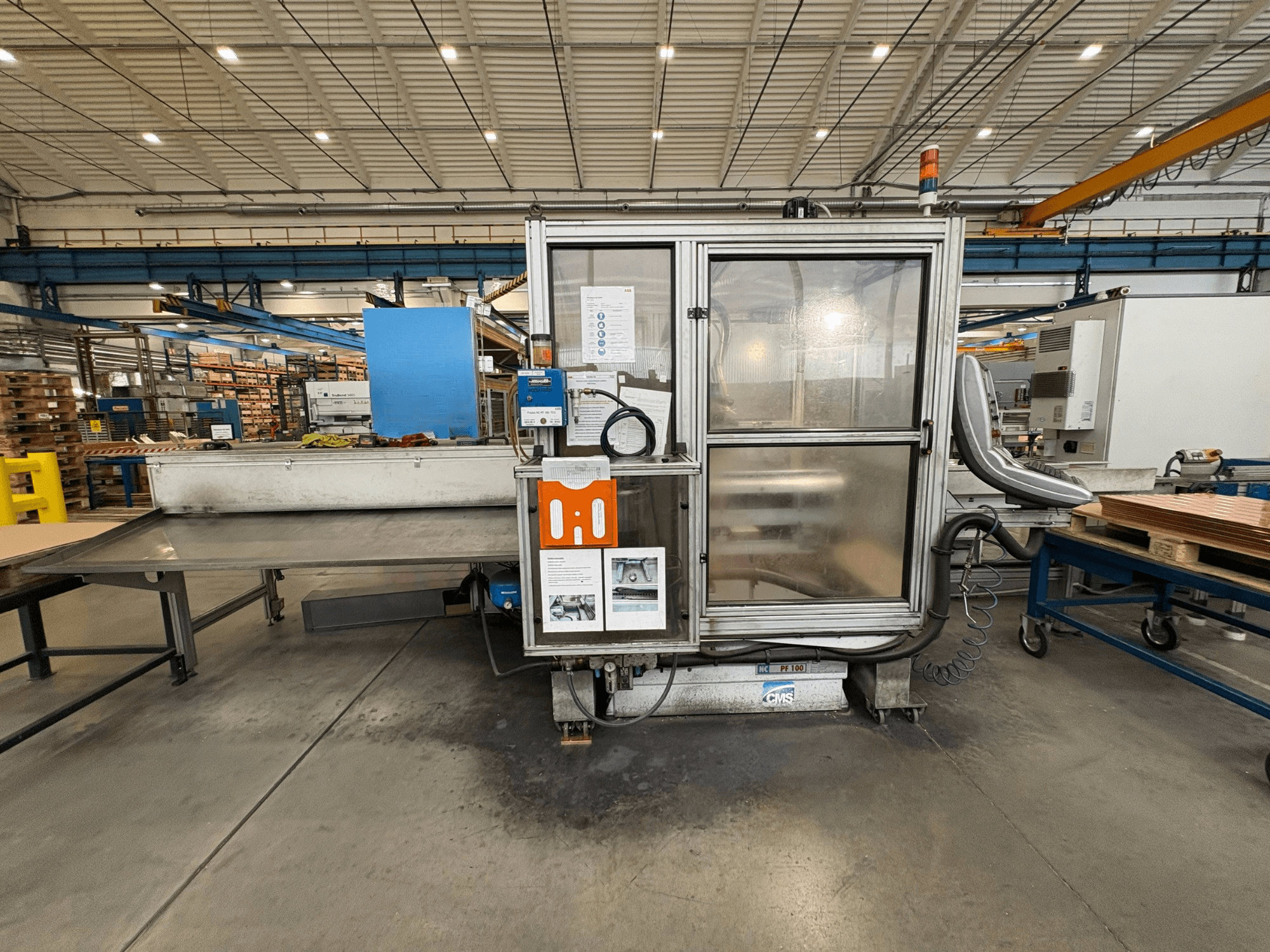 CNC-Holzbearbeitungszentrum CMS NC PF 100, Vorderansicht; mit Bedienfeld, Sicherheitsabdeckung und Arbeitstisch.