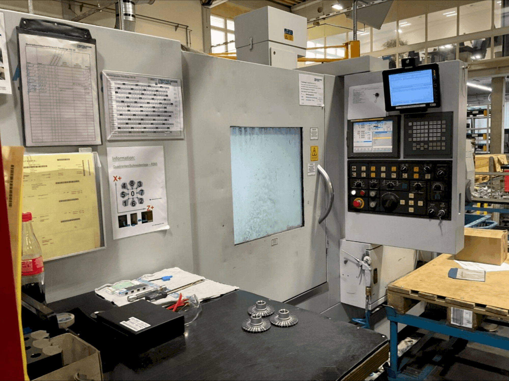 Frontansicht der HARDINGE RS65 Maschine