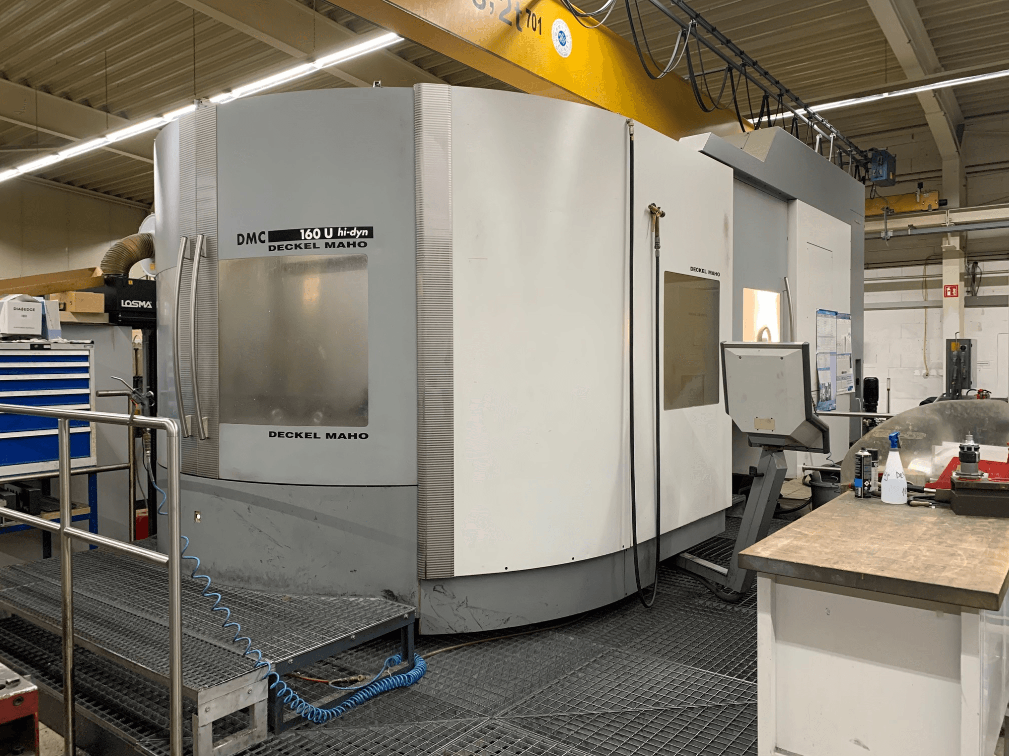 Universelles Bearbeitungszentrum DECKEL MAHO DMC 160 U Hi-Dyn, Vorderansicht, mit Blick auf das Bedienfeld und das großzügig dimensionierte, kreisförmige Design.