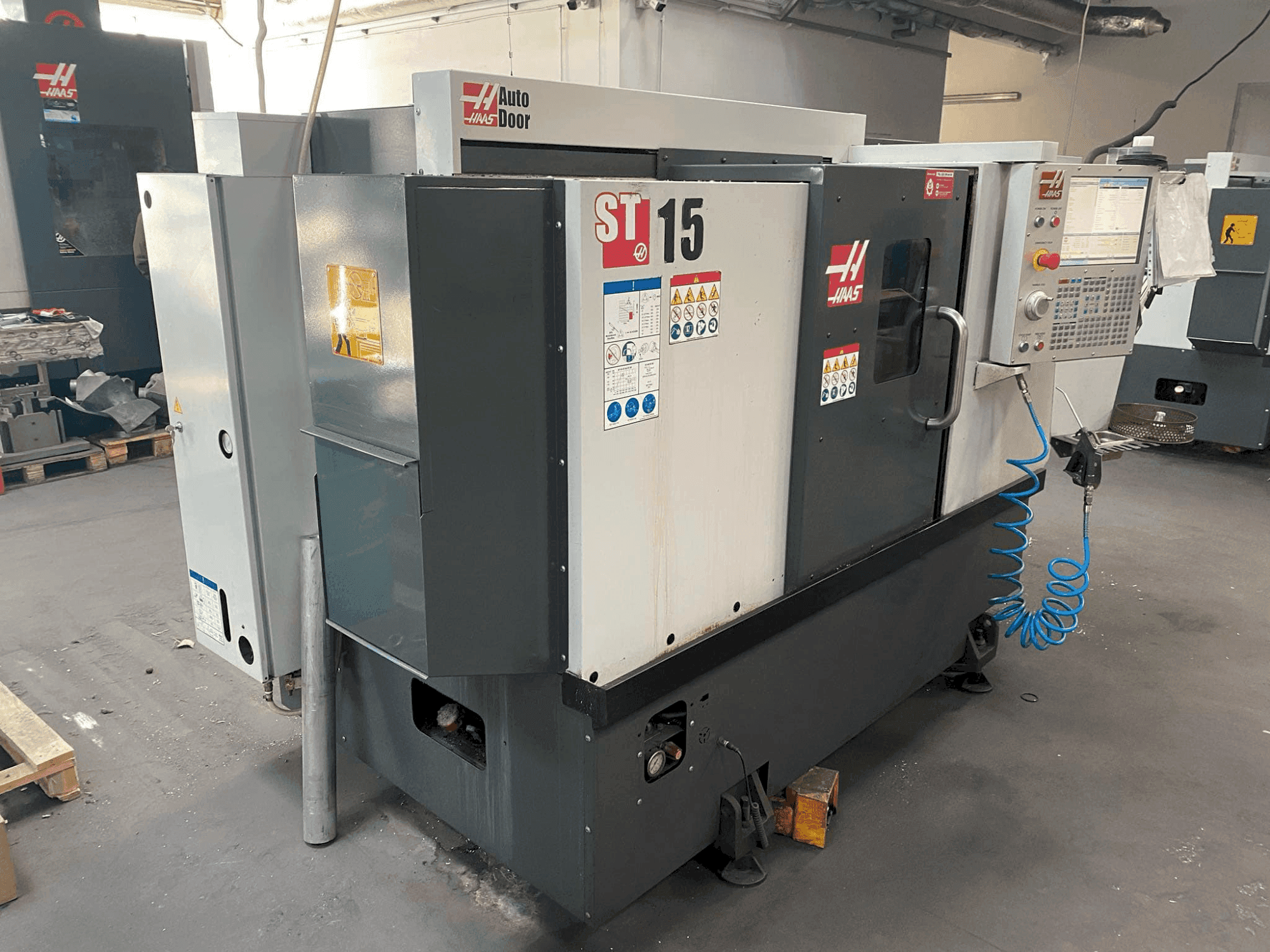 Frontansicht der HAAS ST-15 Maschine