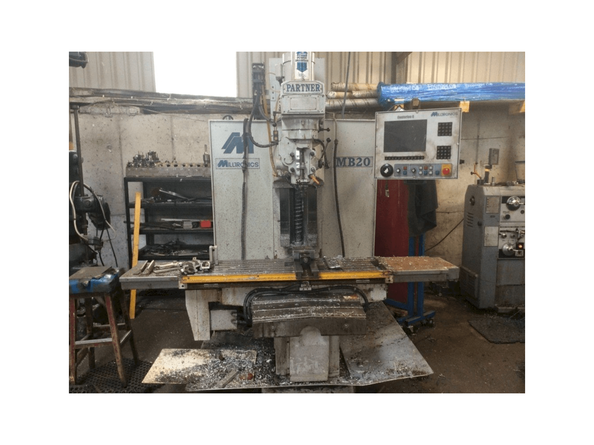 Frontansicht der MILLTRONICS MB20 Maschine