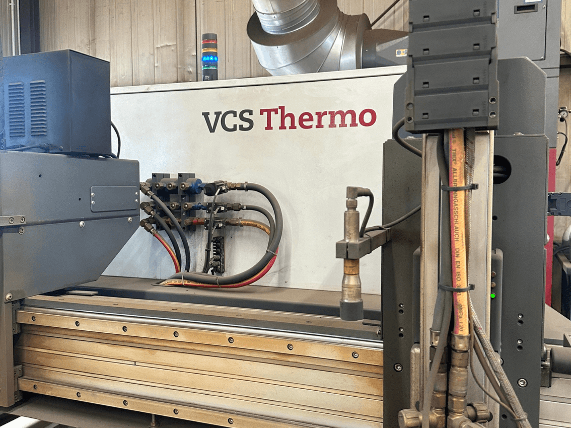 Hypertherm HPR130XD Plasmaschneidmaschine, Seitenansicht mit Anschlüssen, Bedienfeld und Betriebskomponenten.
