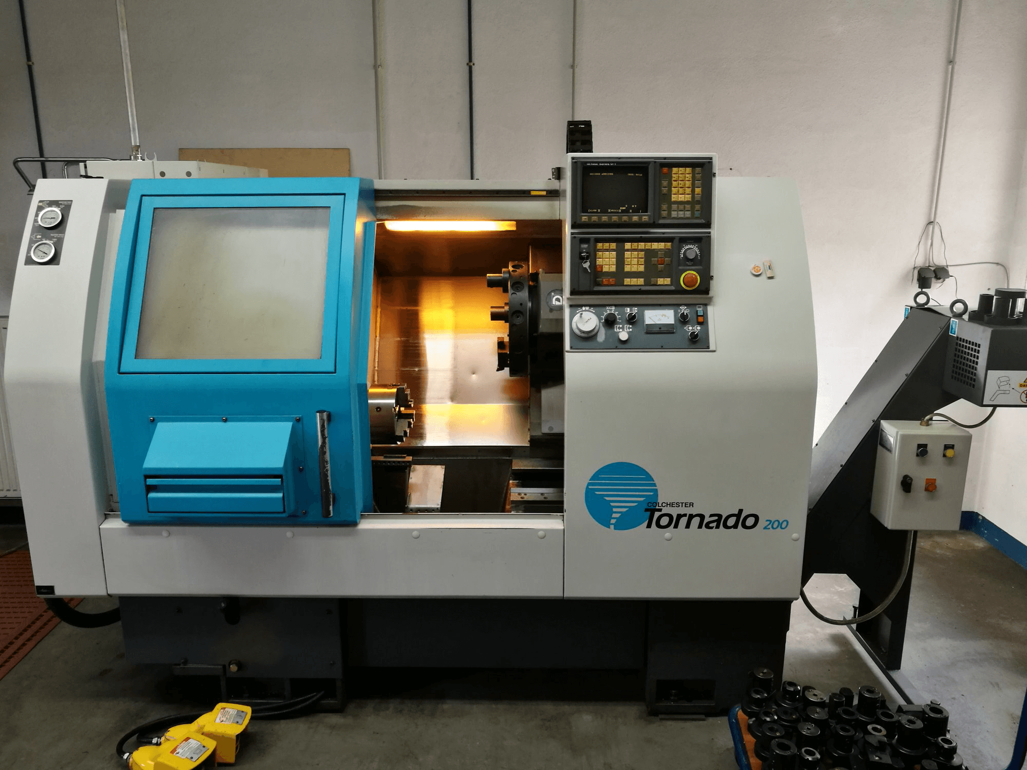 Frontansicht der Colchester TORNADO 200 Maschine