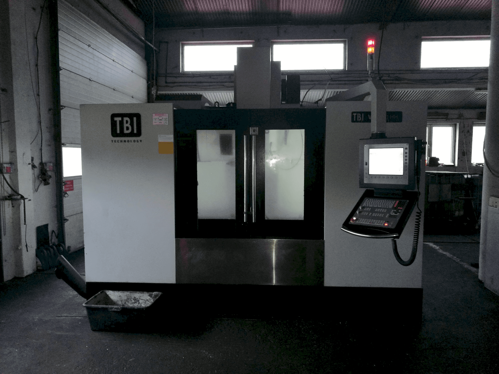 Frontansicht der TBI VC 1270 HH Maschine