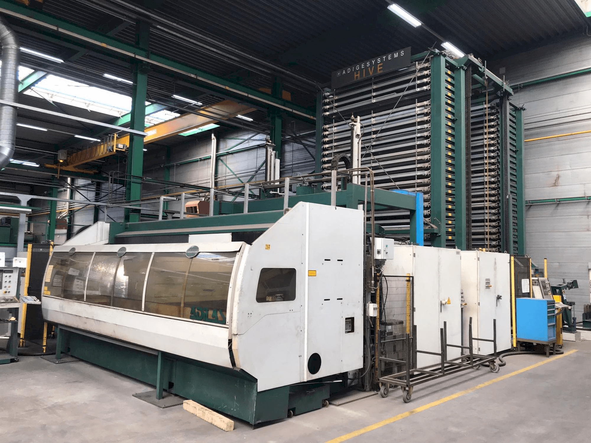 Frontansicht der BLM Adige Adilas 3,2kW CO2 laser 3015 + automation Maschine