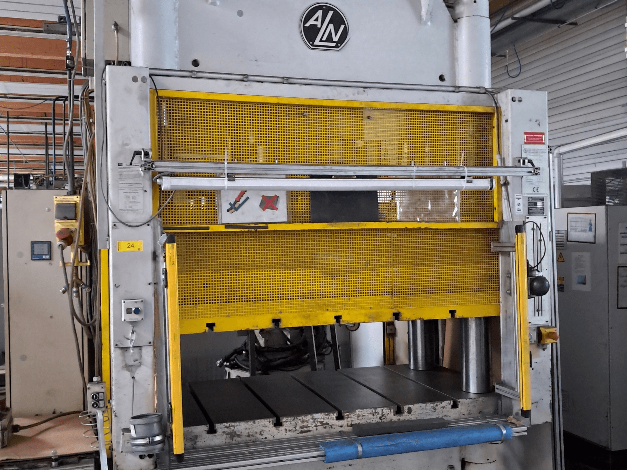 Metallpresse, Modell 4 SPY 200 SO von „Other“, Vorderansicht mit gelbem Schutzgitter und sichtbarem Bedienfeld.